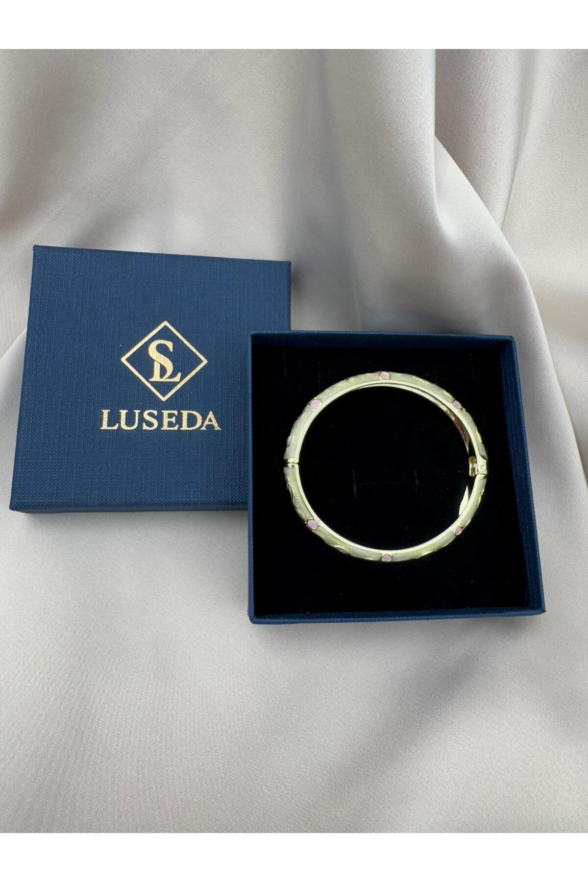 Elegantes Armband in Pastellfarben mit Emaille auf Stahl