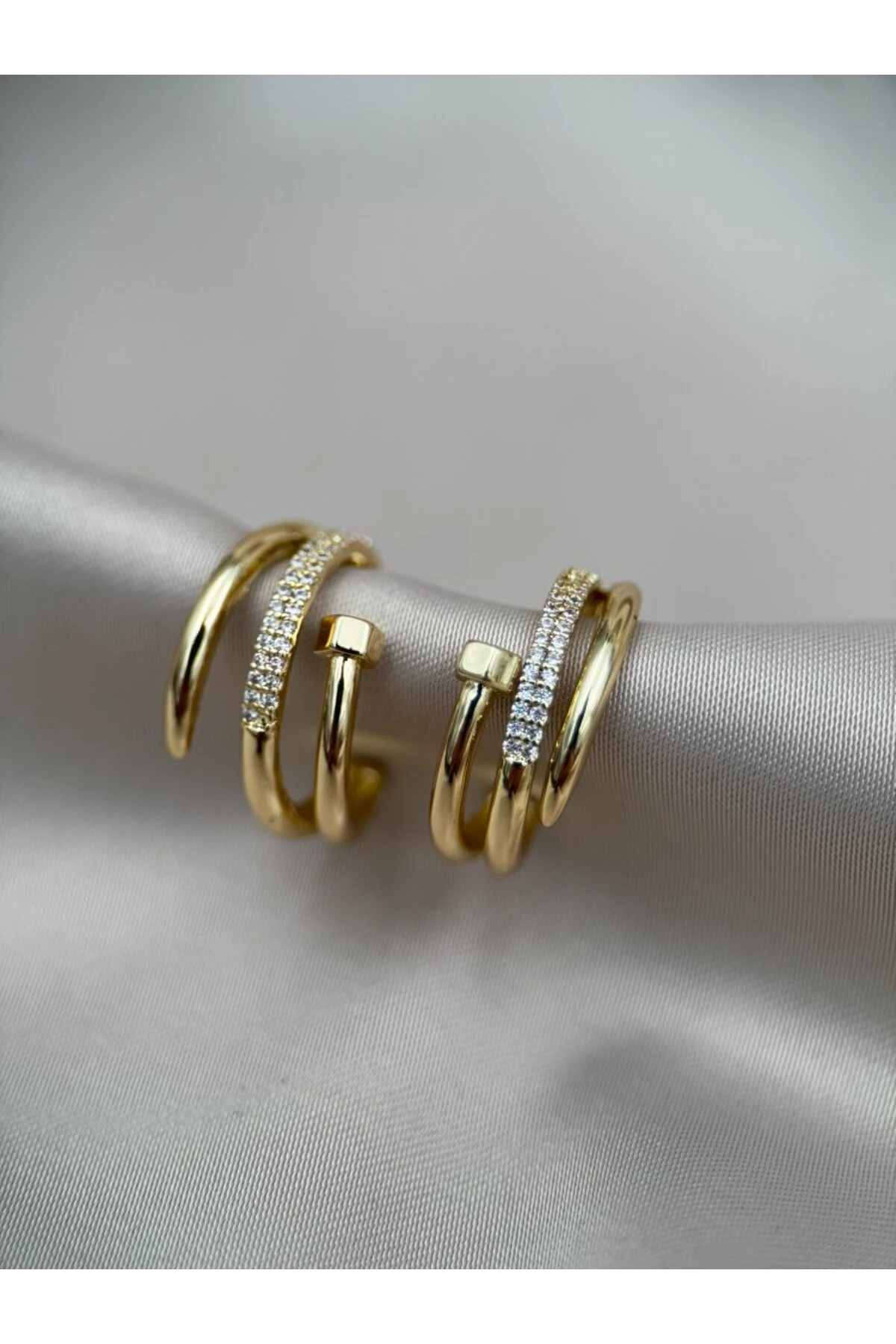 Çivili Çift Halkalı Taşlı Gold Çelik Küpe