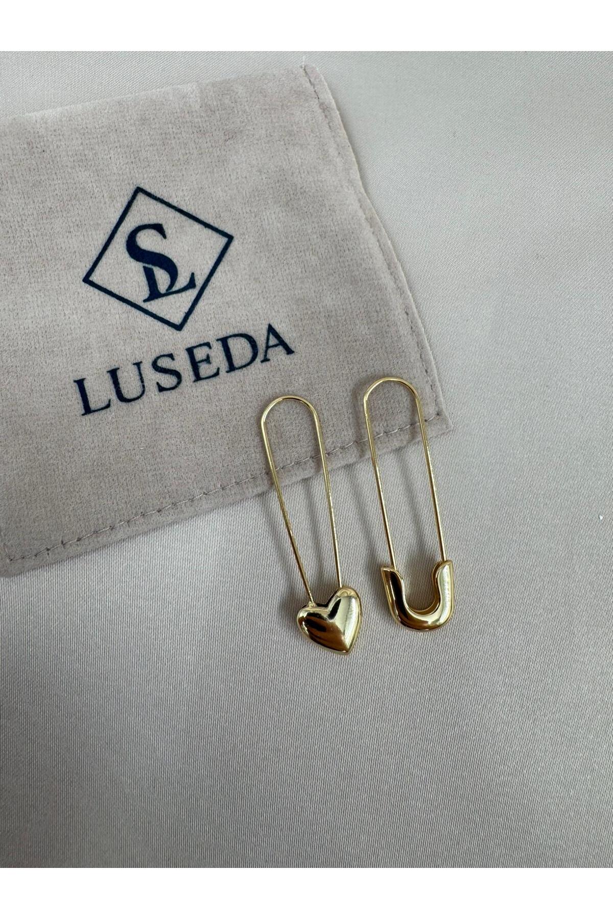 Çatal İğne ve Kalp Detaylı Gold Renk Küpe