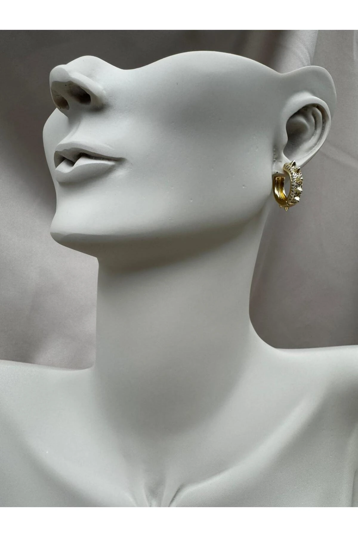 VIP Zirkon Taşlı Spike Detaylı Gold Renk Halka Küpe