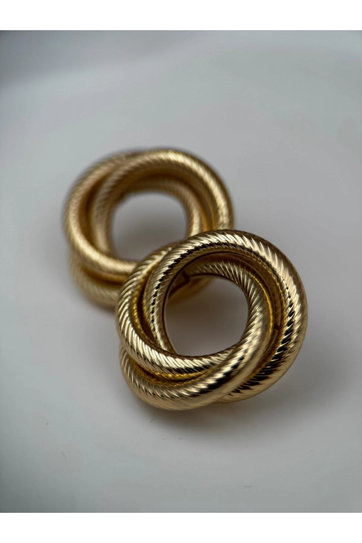 Burgu Detaylı Dairesel Gold Tasarım Küpe