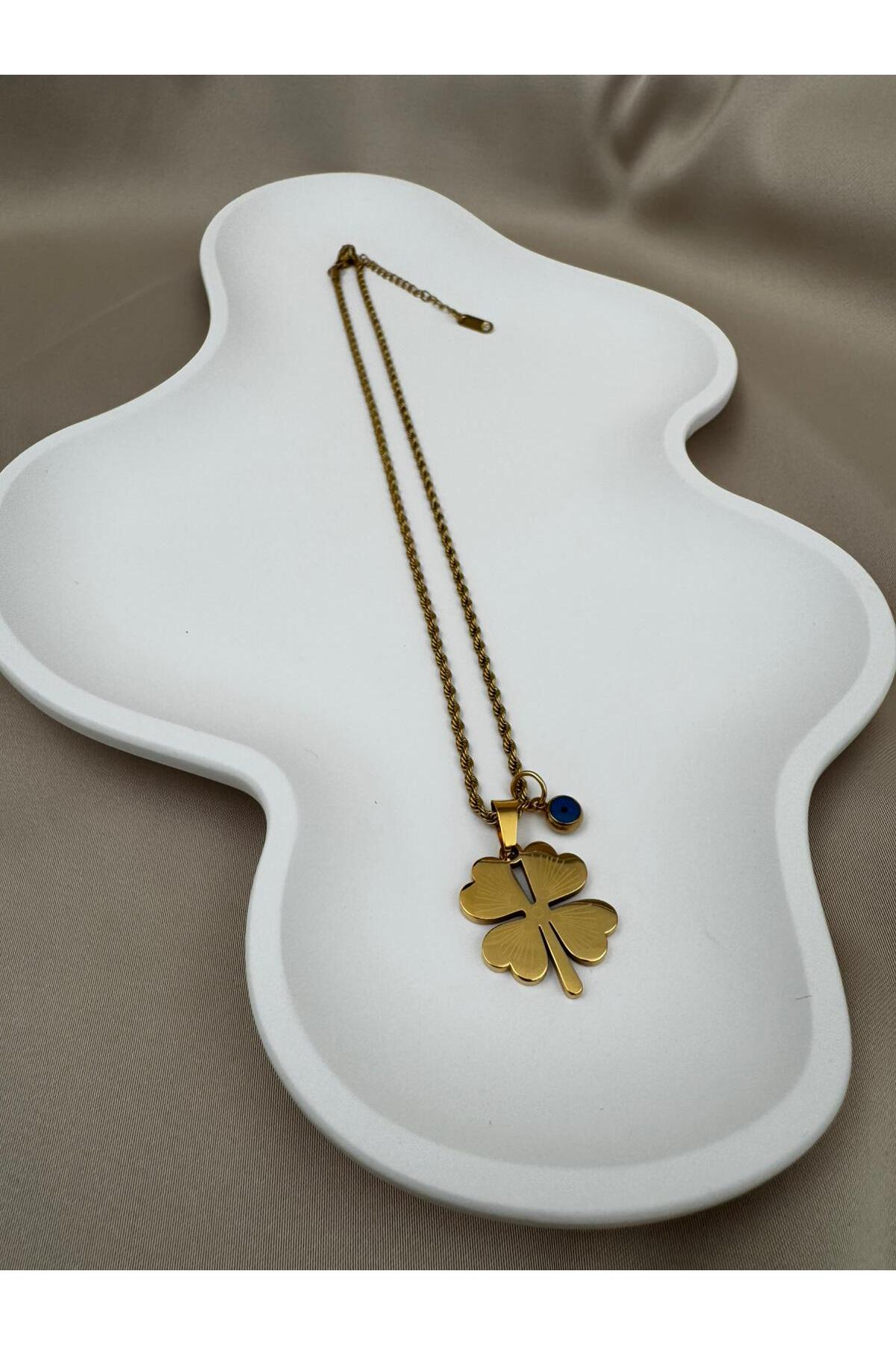 Goldfarbene Halskette aus anlaufbeständigem Stahl mit vierblättrigem Kleeblatt und Nazar-Auge, 39+5 cm lang.