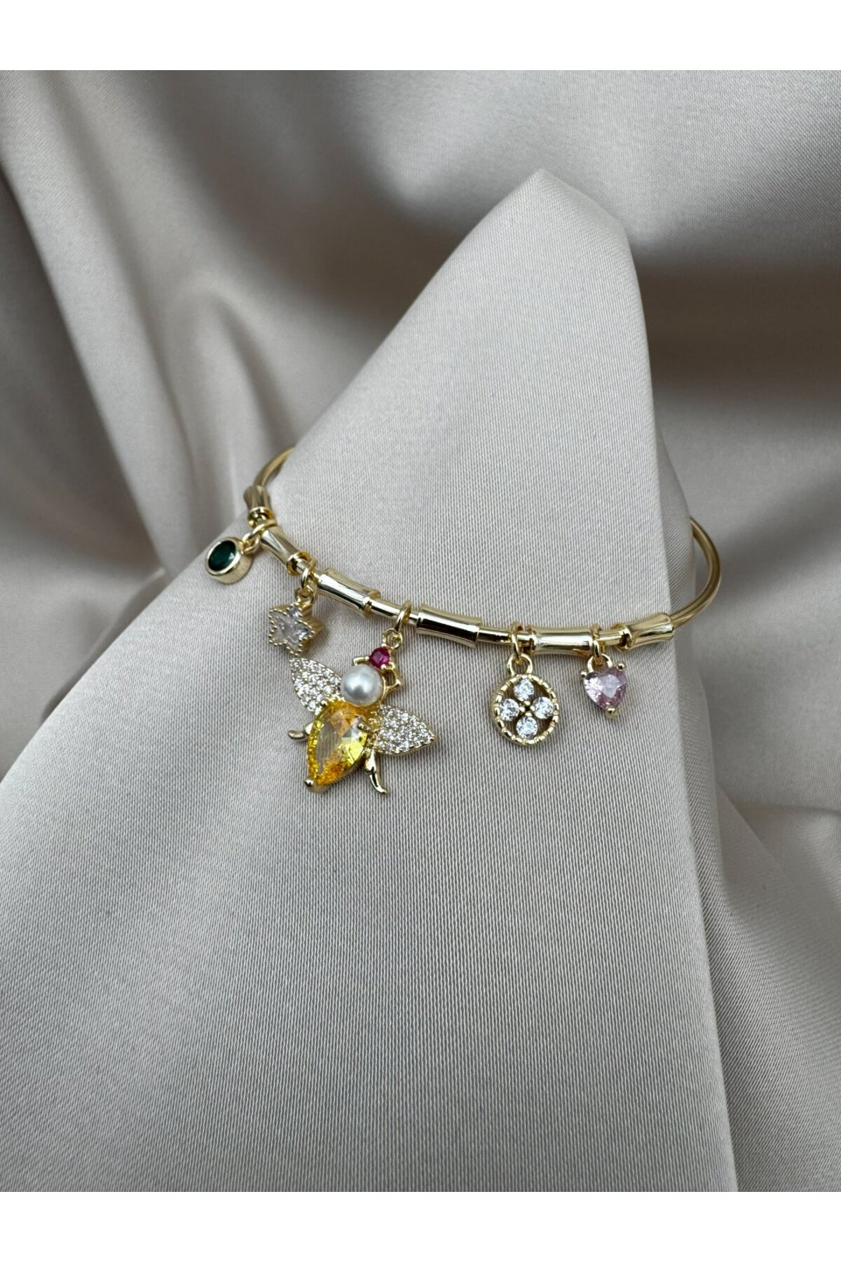 Arı Figürlü Taşlı Charm Gold Bileklik