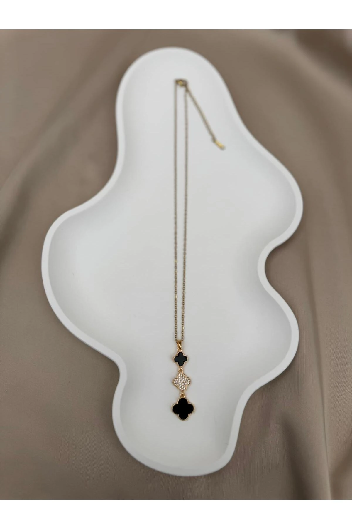 Gold Siyah Renk Yonca ve Taş Detaylı 40+5CM Kararmaz Çelik Kolye