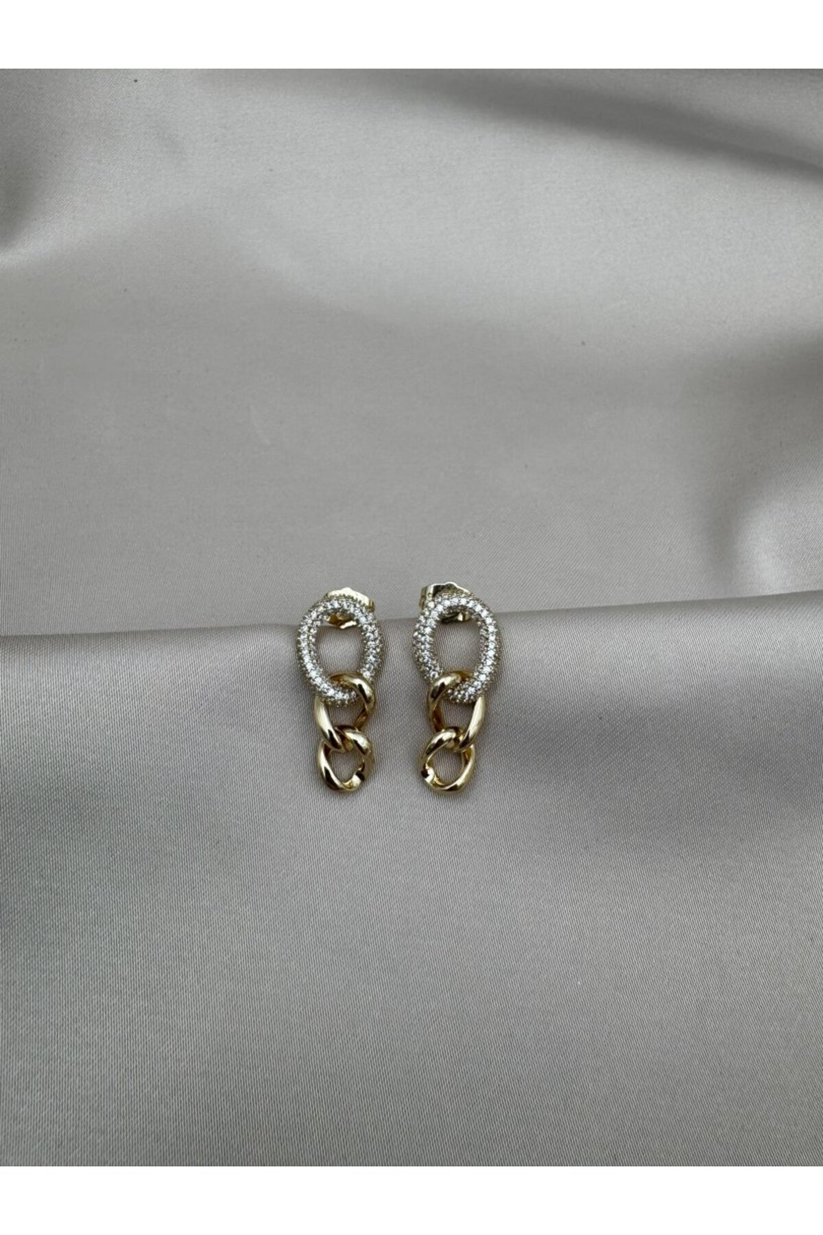 Gold Renk Kararmaz Çelik Taşlı Zincir Halkalı Kadın Küpe