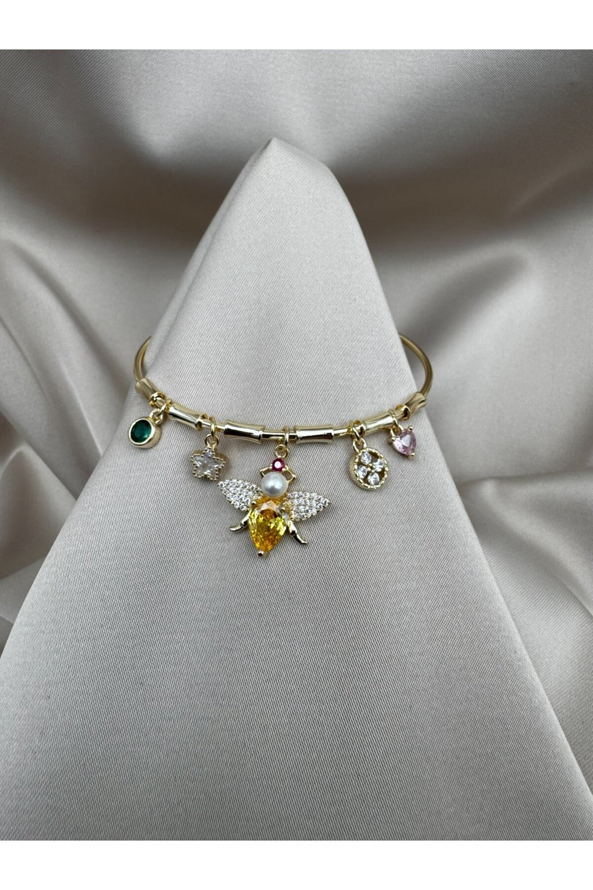 Arı Figürlü Taşlı Charm Gold Bileklik