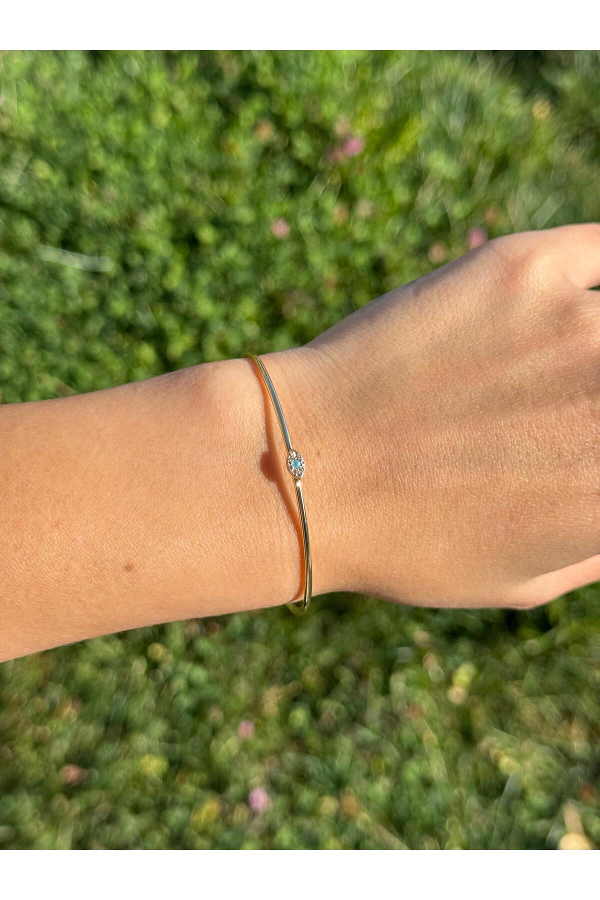 Verstellbares Goldarmband mit blauem Stein und Nazar-Auge