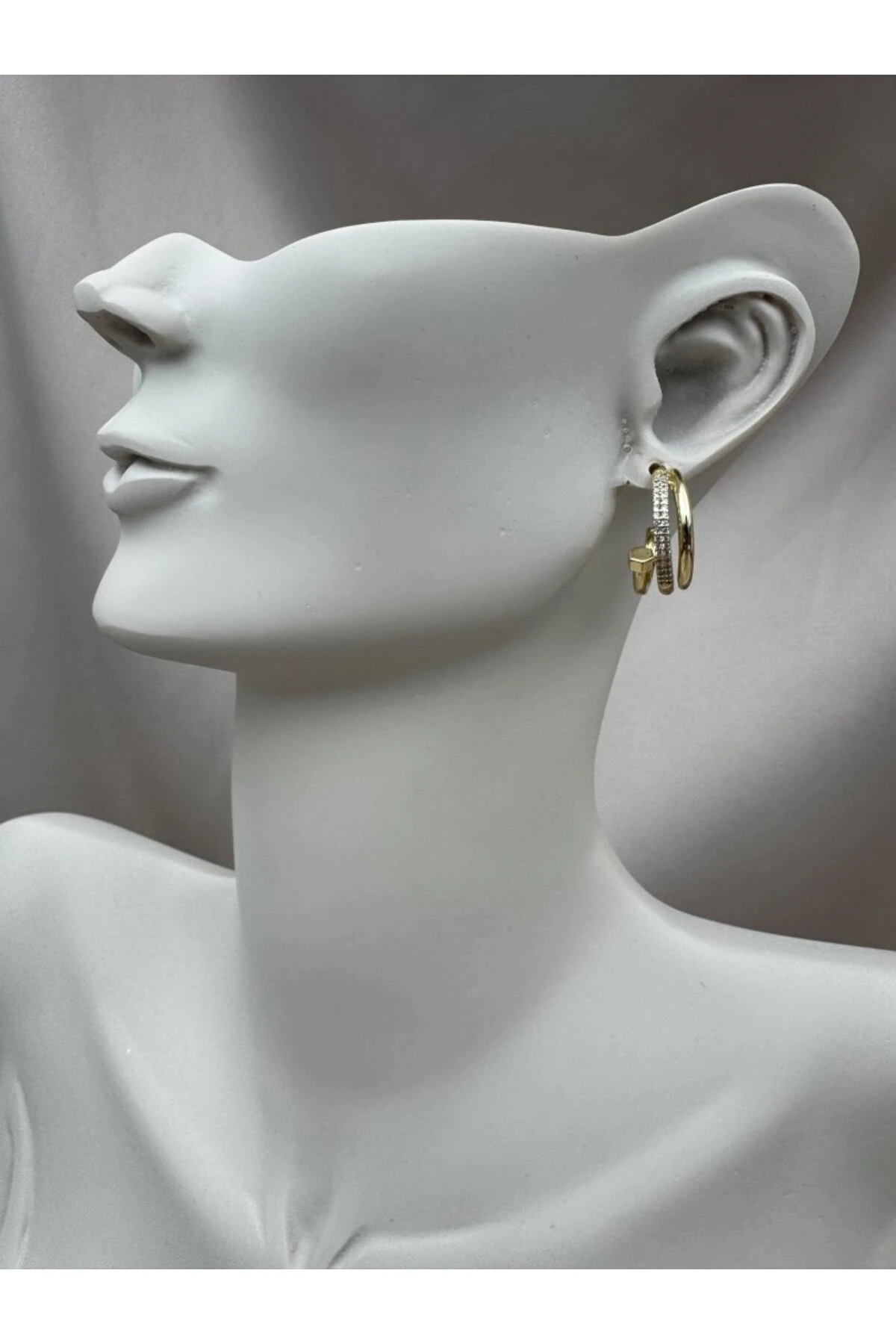 Çivili Çift Halkalı Taşlı Gold Çelik Küpe