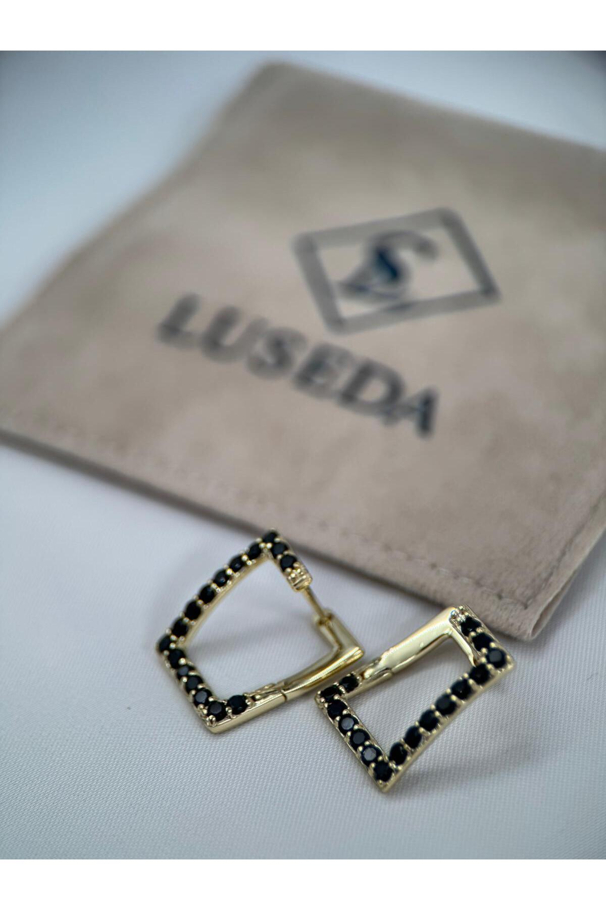 Siyah Taşlı Kare Gold VIP Küpe