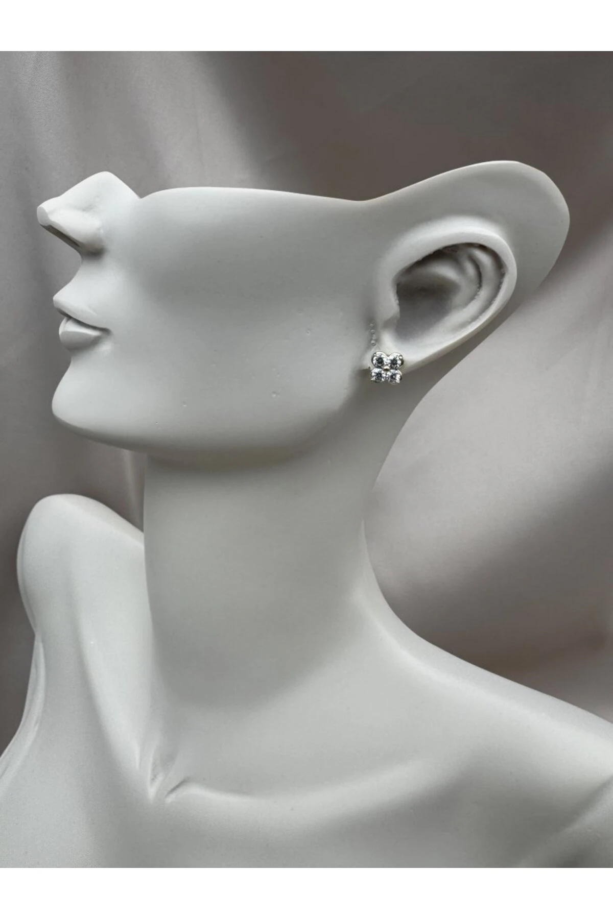 Gold Renk Kararmaz Çelik Taşlı Çiçek Model Kadın Küpe