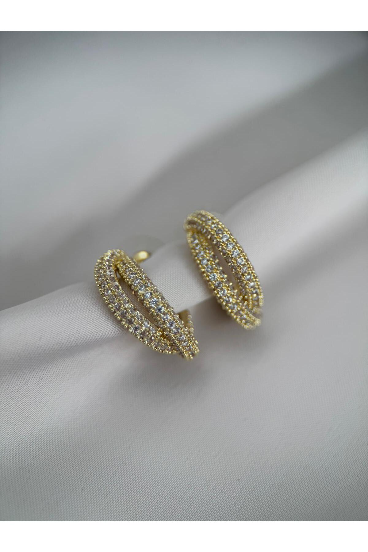 VIP-Ohrringe mit mehrreihigem Zirkonia in Goldfarbe