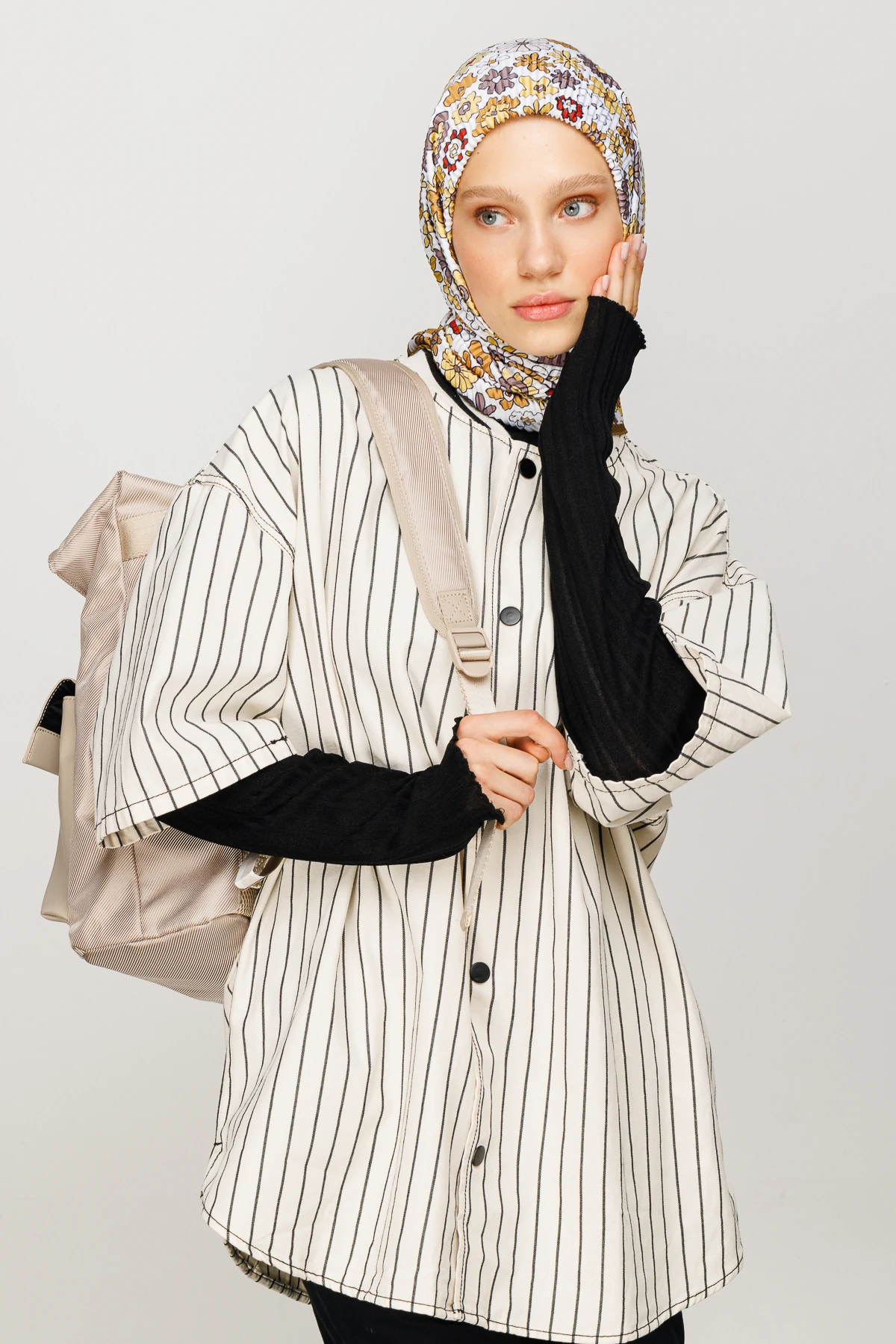 وشاح مطوي بنقشة اللوتس