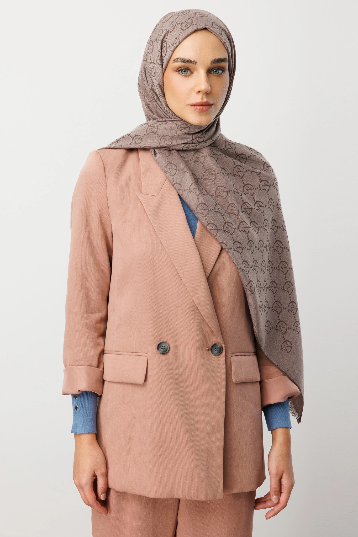 شال من الصوف والحرير