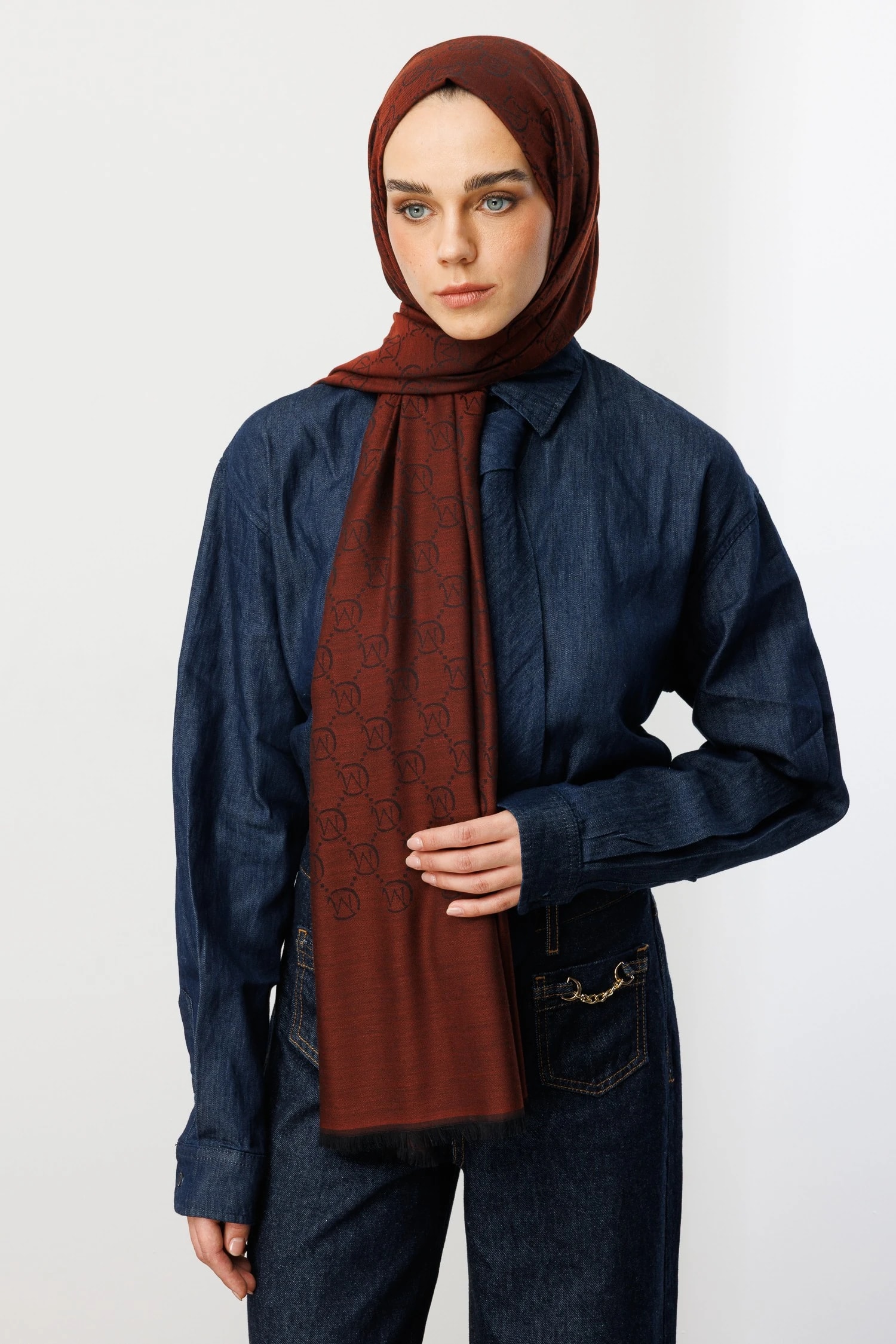 شال من الصوف والحرير - القهوة الحمراء