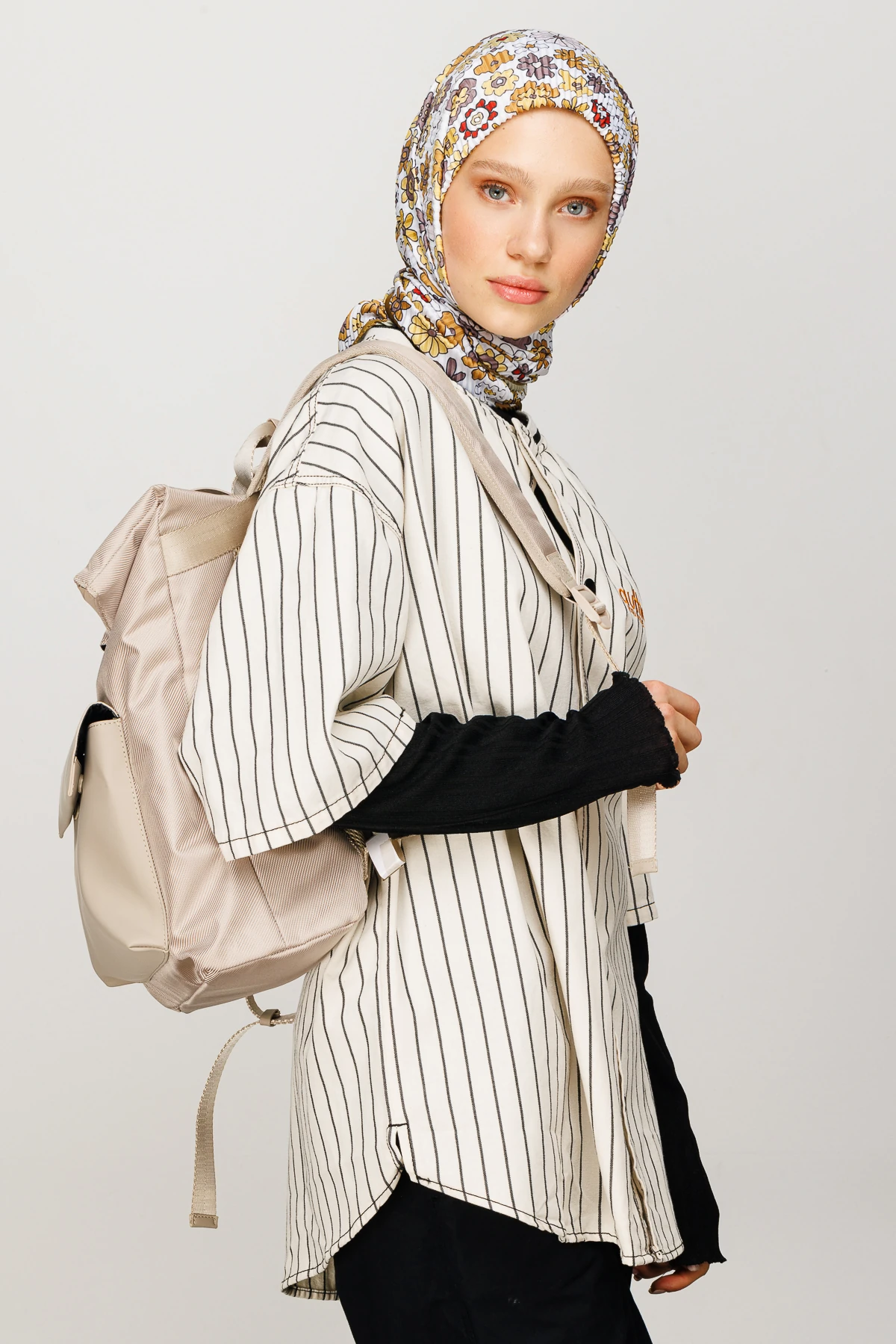 وشاح مطوي بنقشة اللوتس