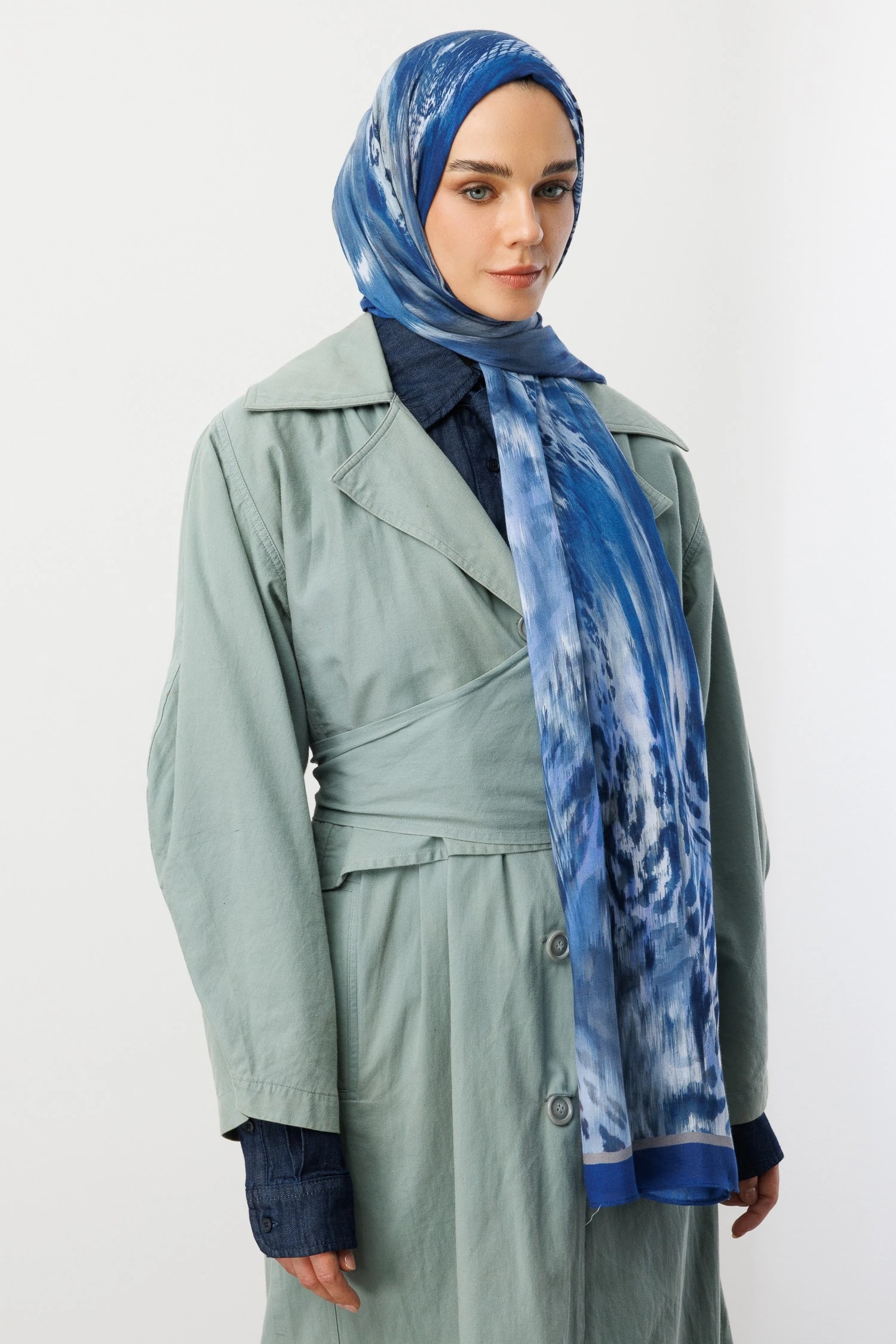 شال رامي بنقشة جلد النمر - نيلي