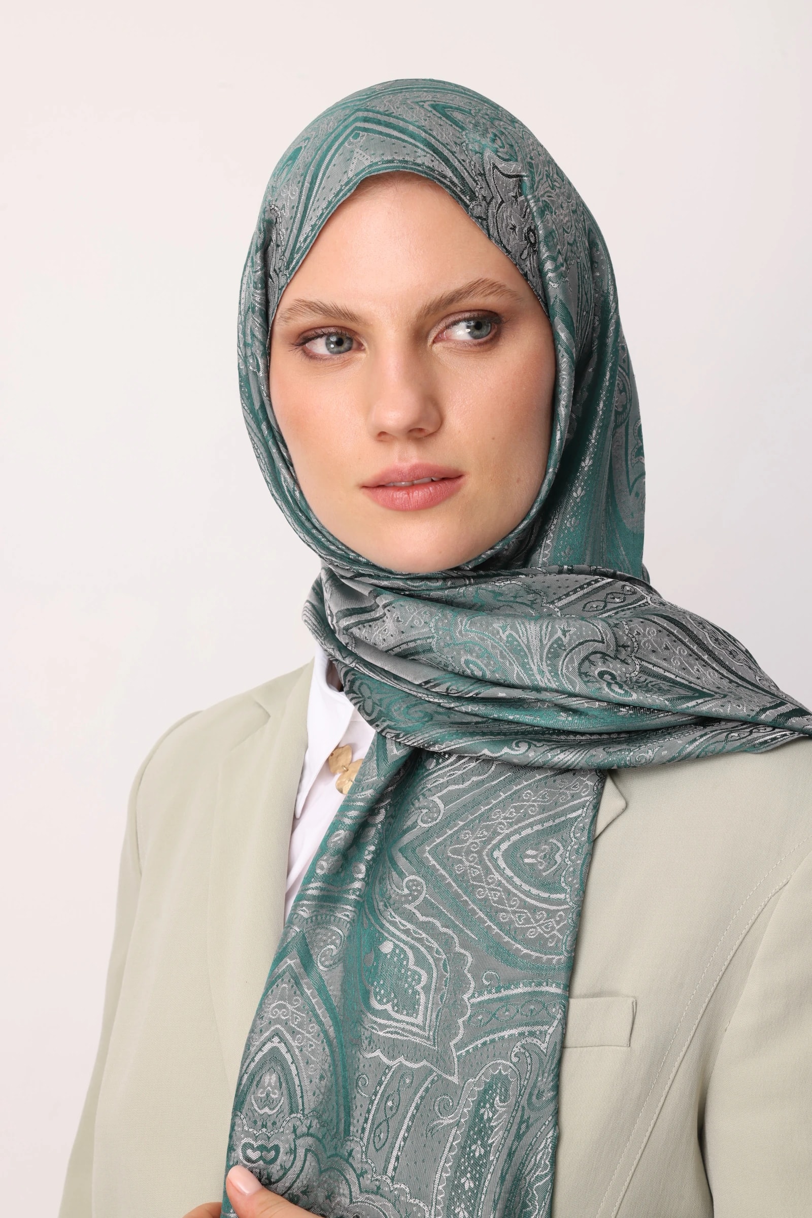 شال ليفا باترن شاين لاين