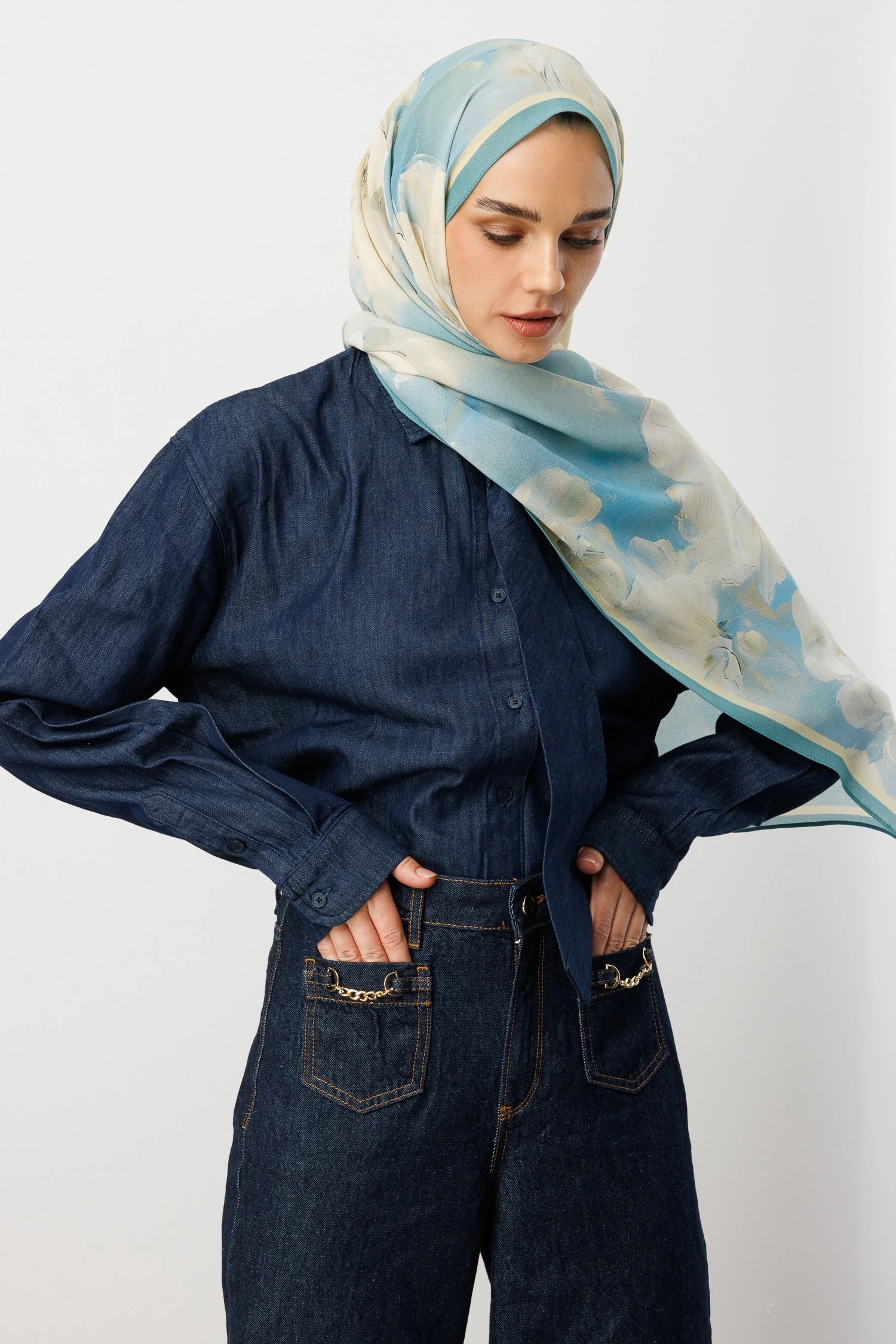 شال حرير خبي بنقشة الورد - أزرق فاتح