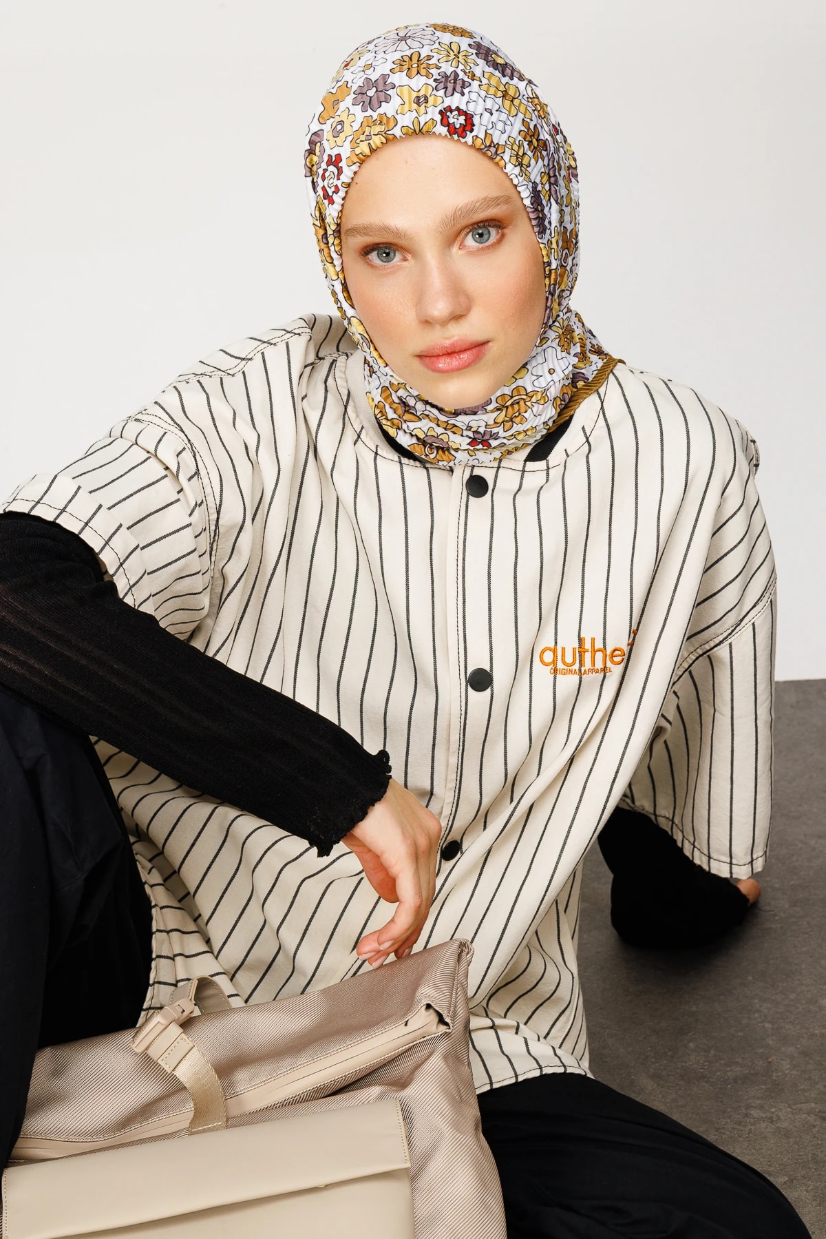 وشاح مطوي بنقشة اللوتس