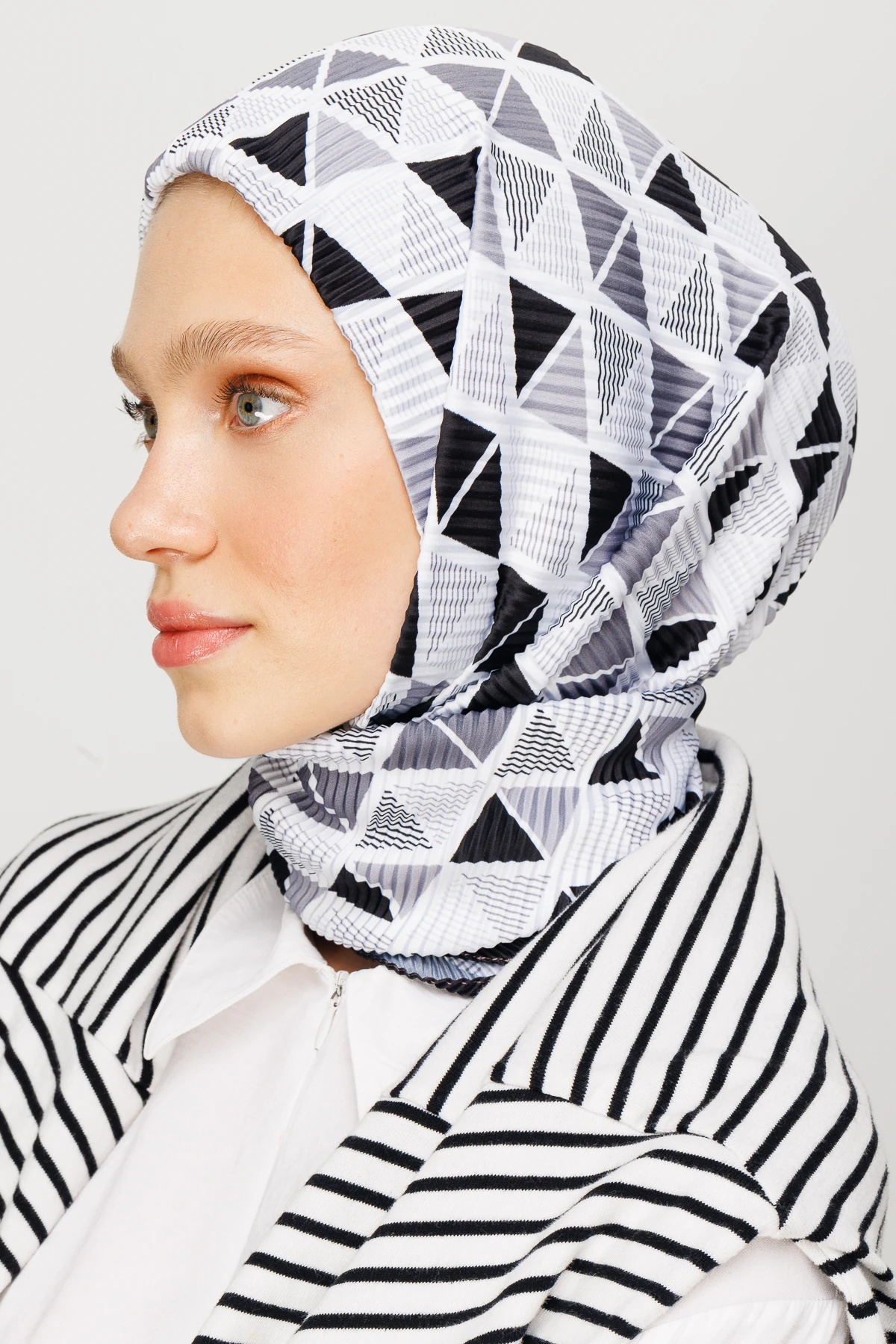 وشاح مطوي بنمط منشوري