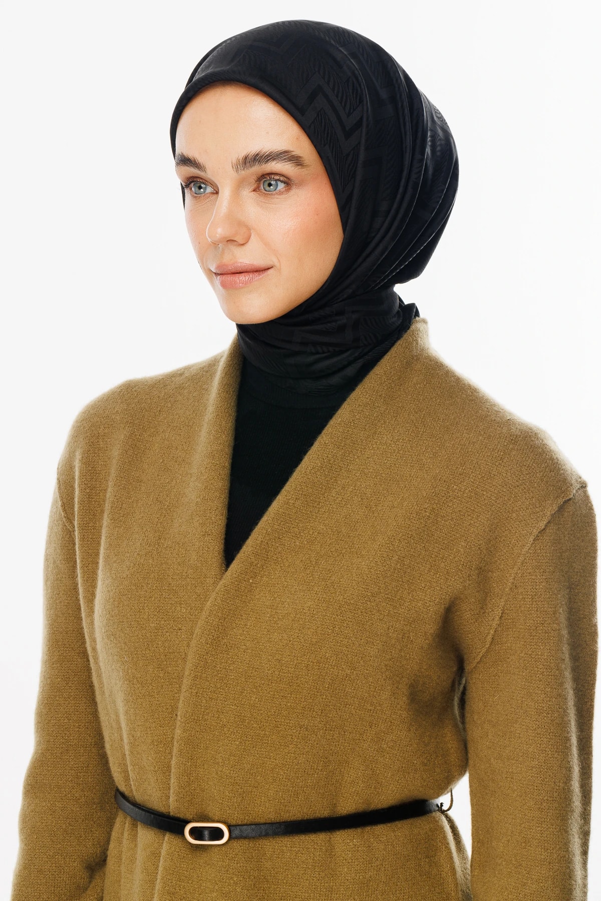 وشاح حريري منقوش بنقشة فيورا