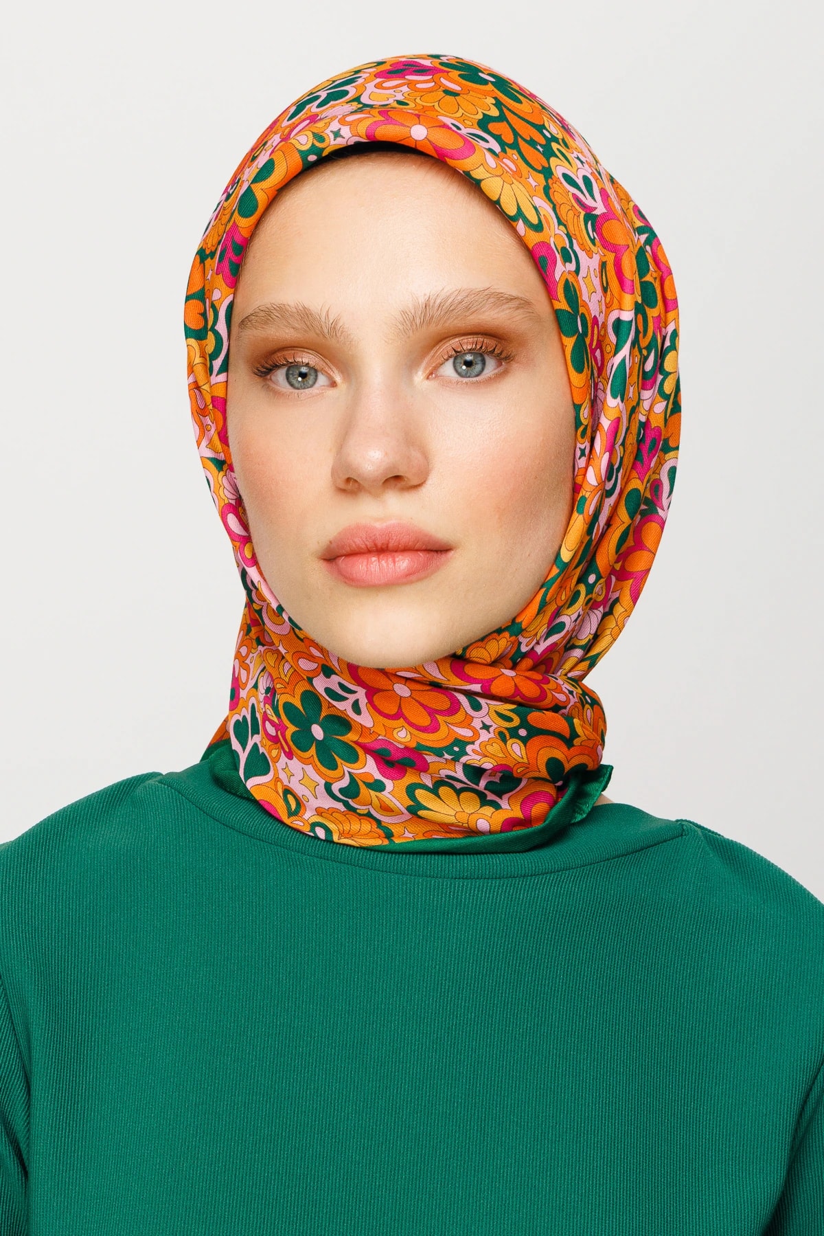 وشاح رقمي ناعم بنقشة ديزي