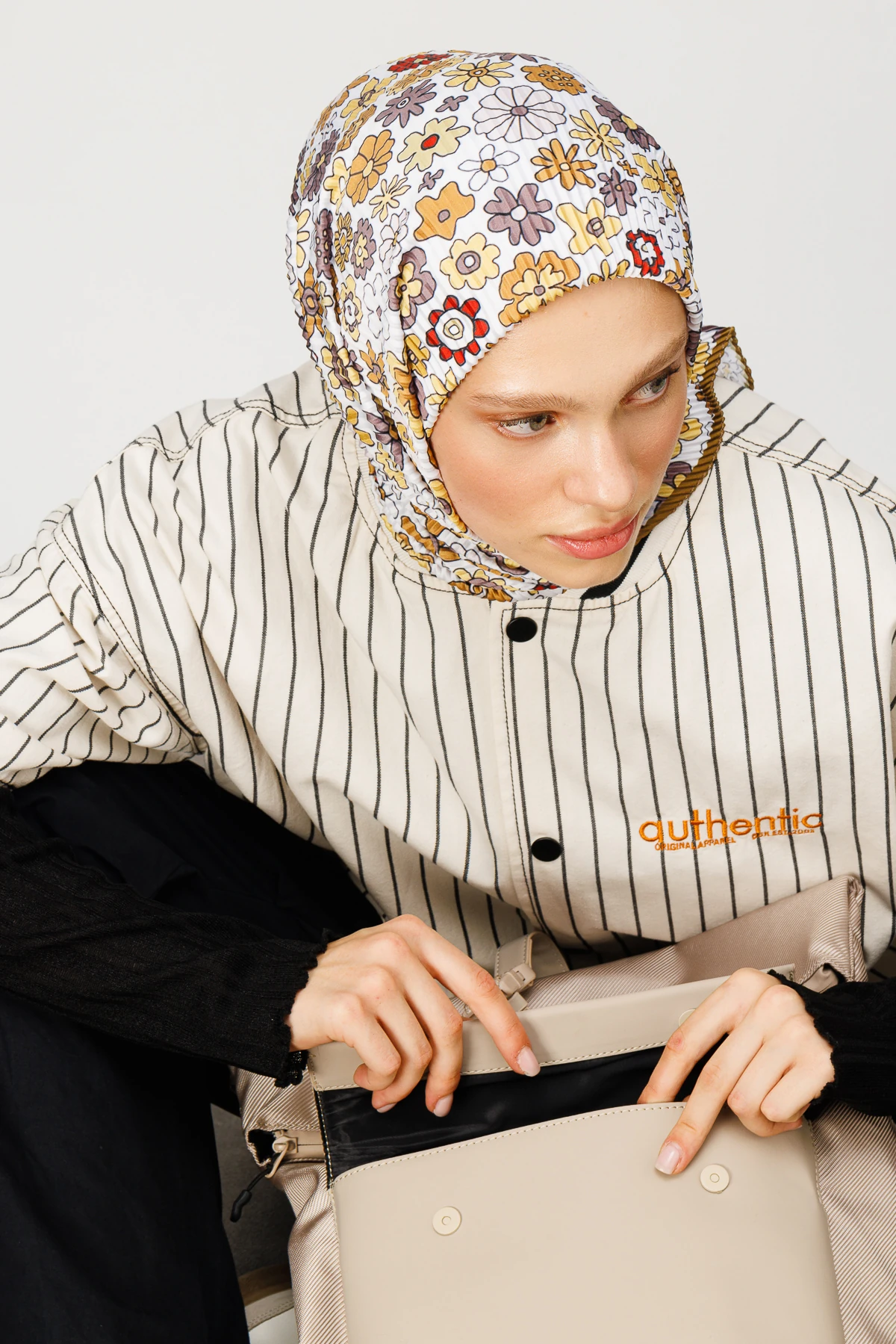 وشاح مطوي بنقشة اللوتس