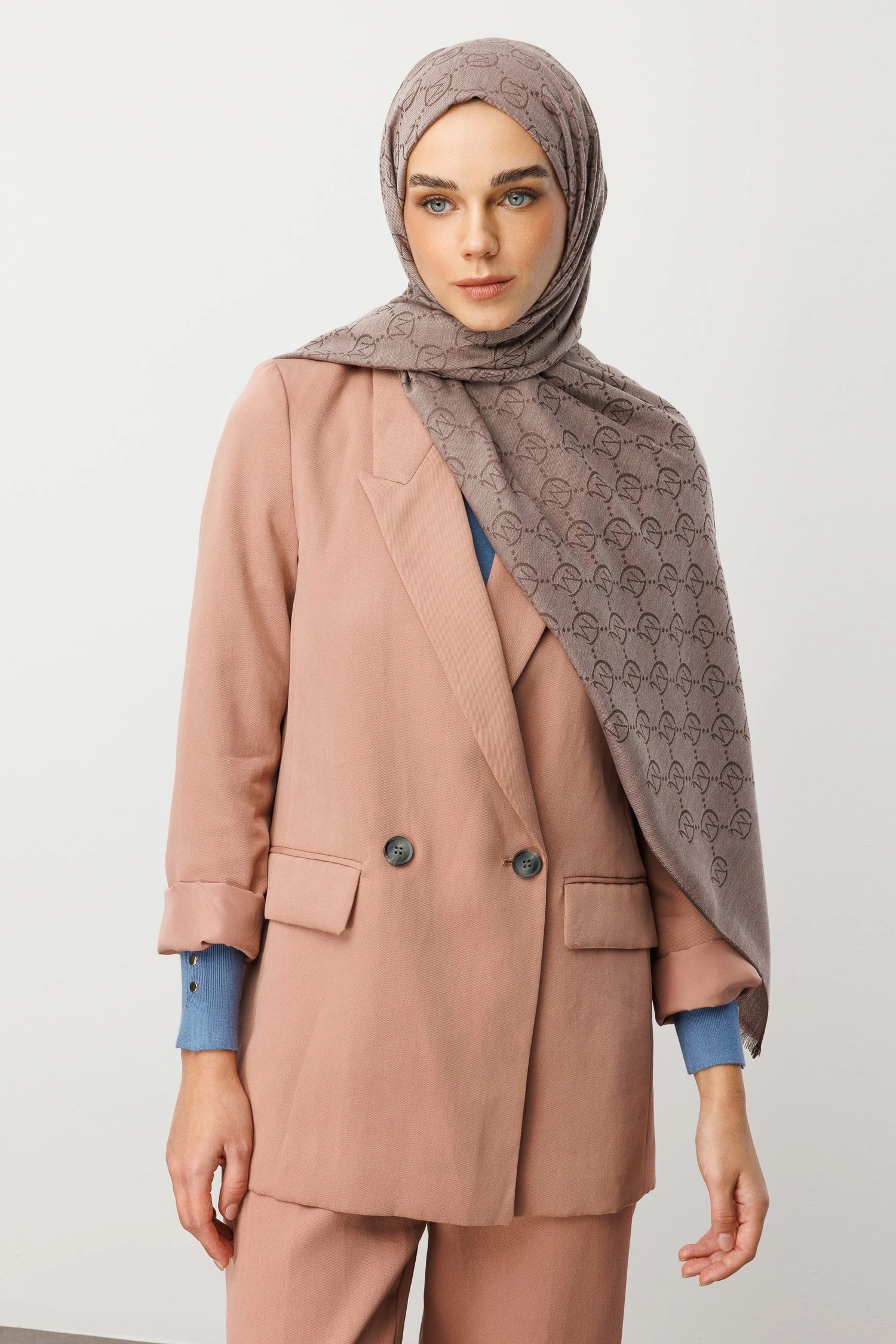 شال من الصوف والحرير