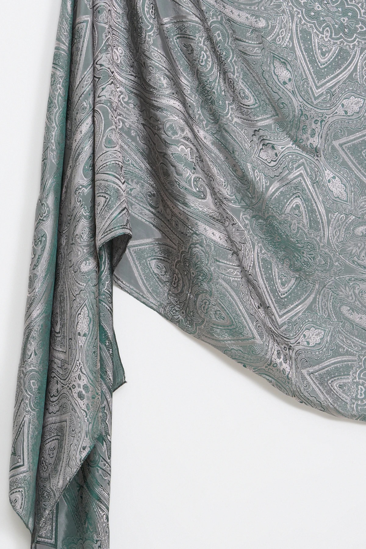 شال ليفا باترن شاين لاين