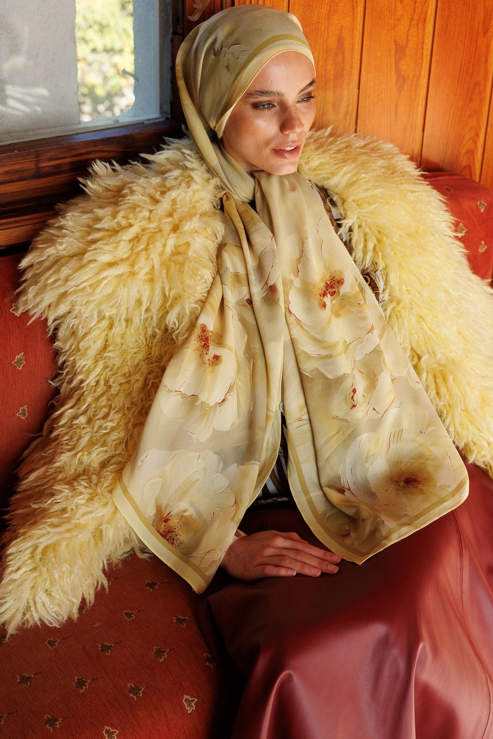 شال حرير خبي بنقشة الورد - مشمش