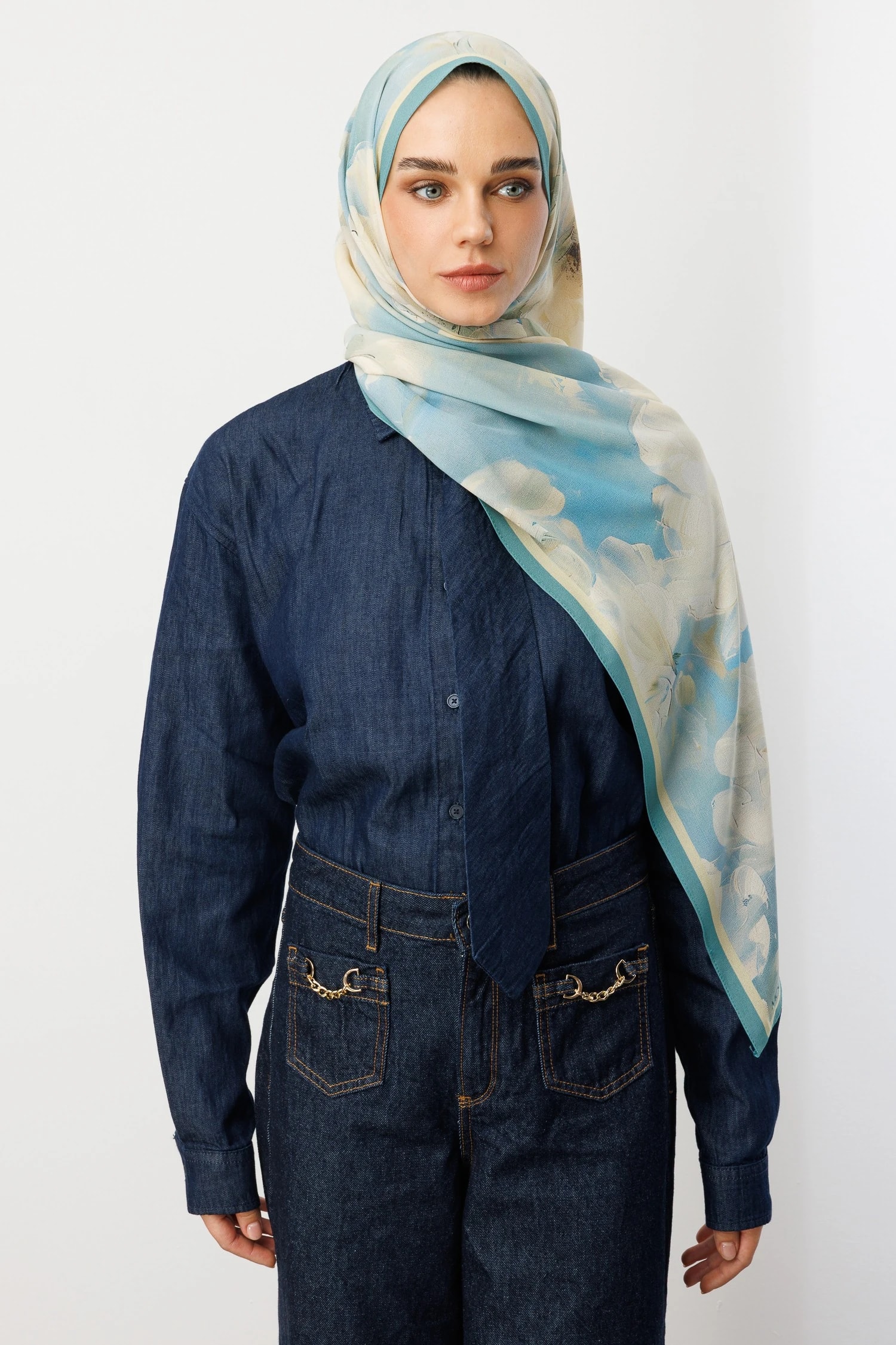 شال حرير خبي بنقشة الورد - أزرق فاتح