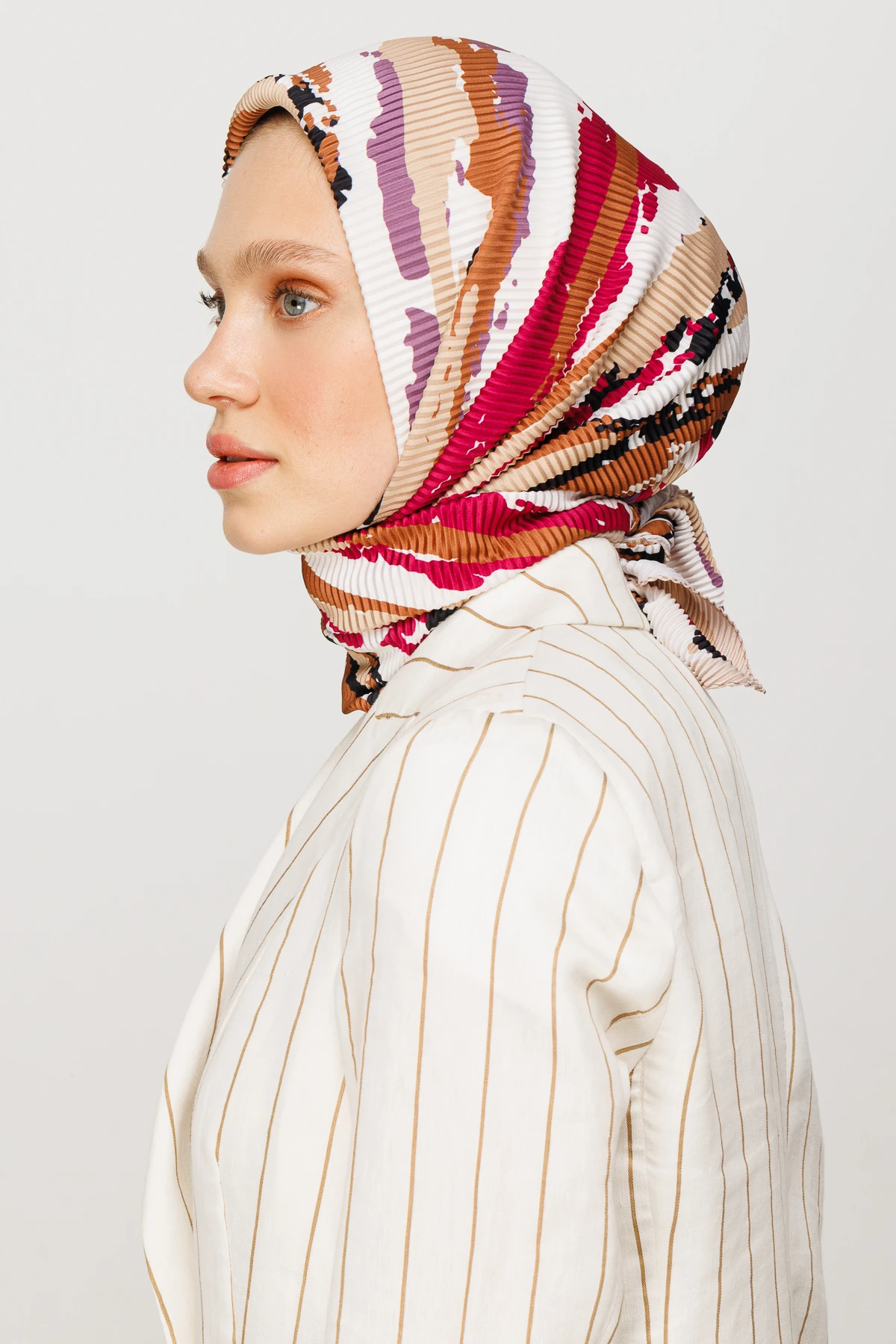 وشاح مطوي بنمط الباتيك