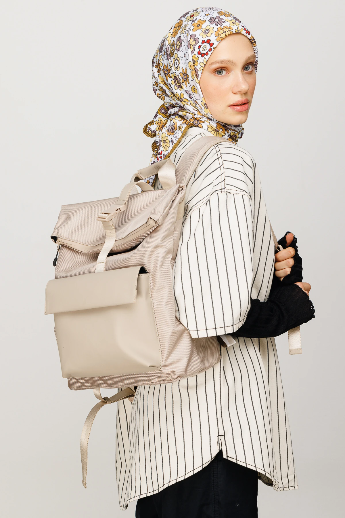 وشاح مطوي بنقشة اللوتس