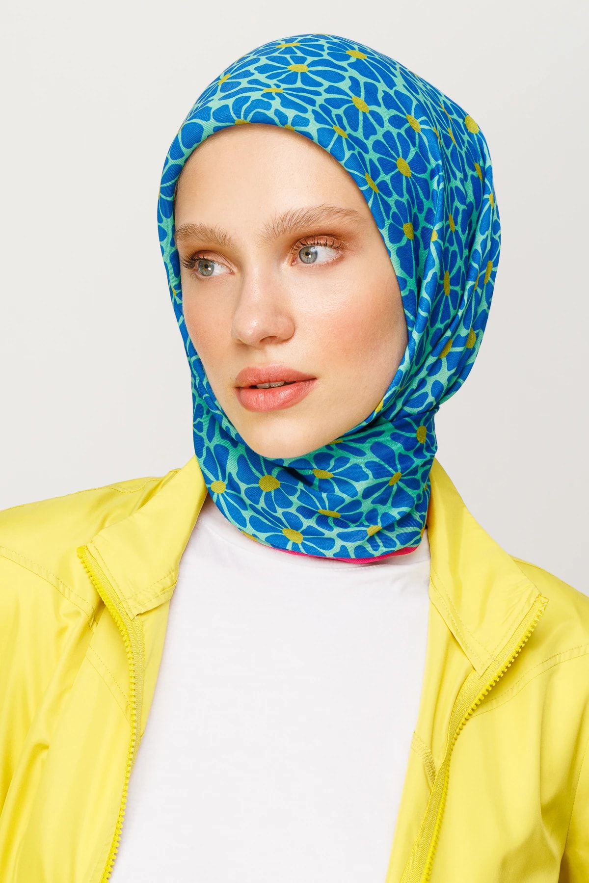 وشاح ناعم رقمي بنقشة البرسيم