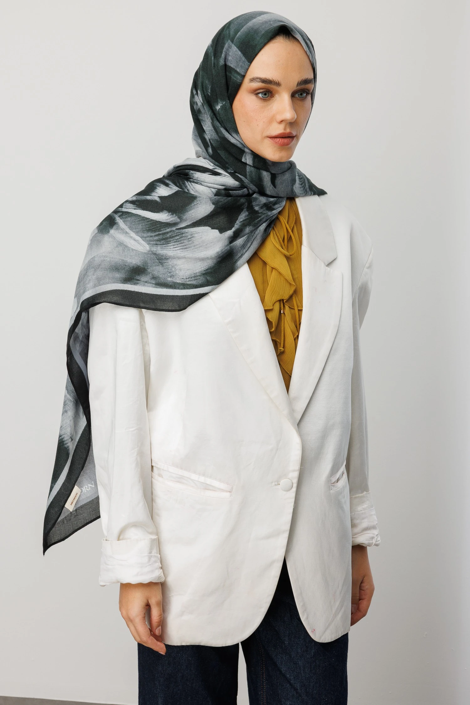 شال رامي بنمط فلور - أسود