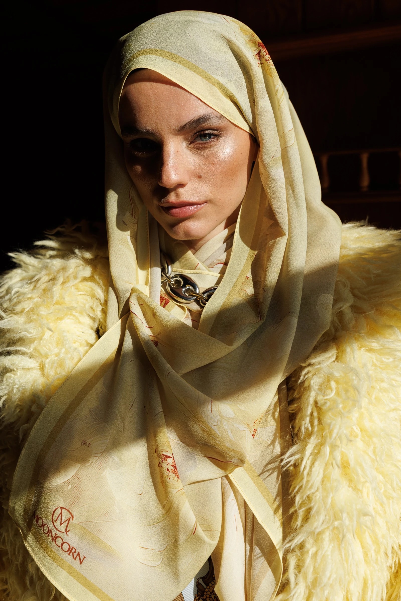 شال حرير خبي بنقشة الورد - مشمش