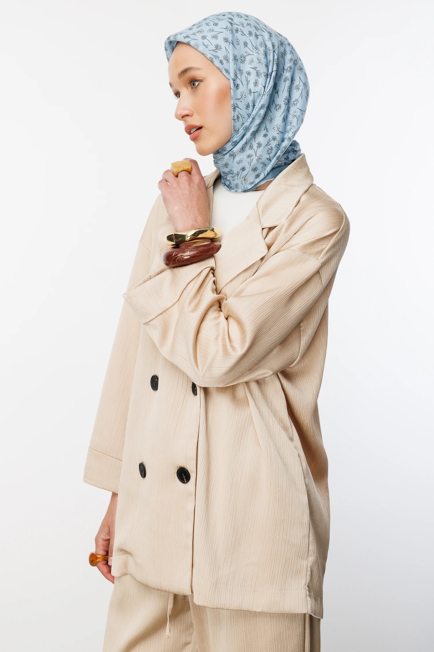 وشاح قطني بنقشة بسيطة