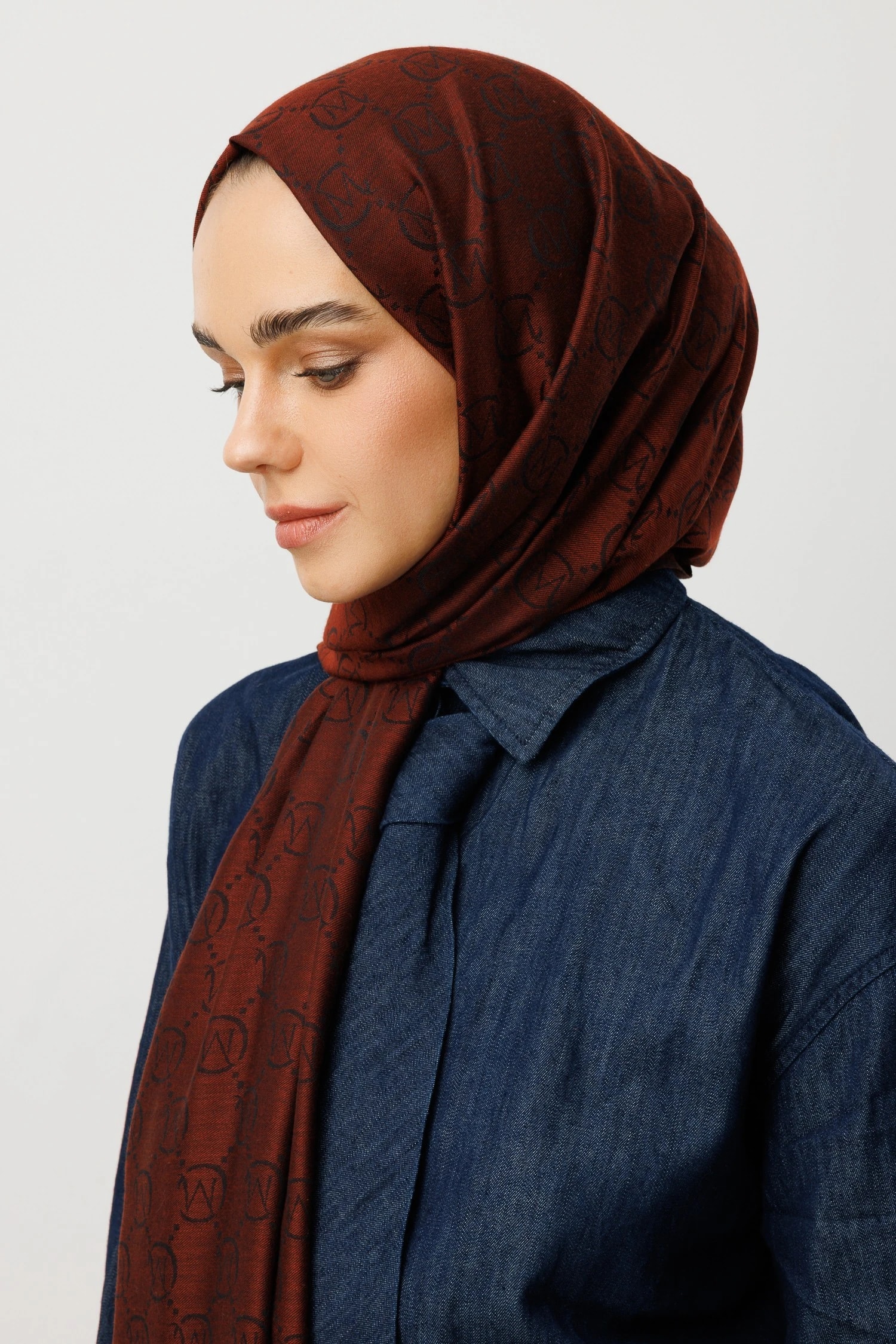 شال من الصوف والحرير - القهوة الحمراء