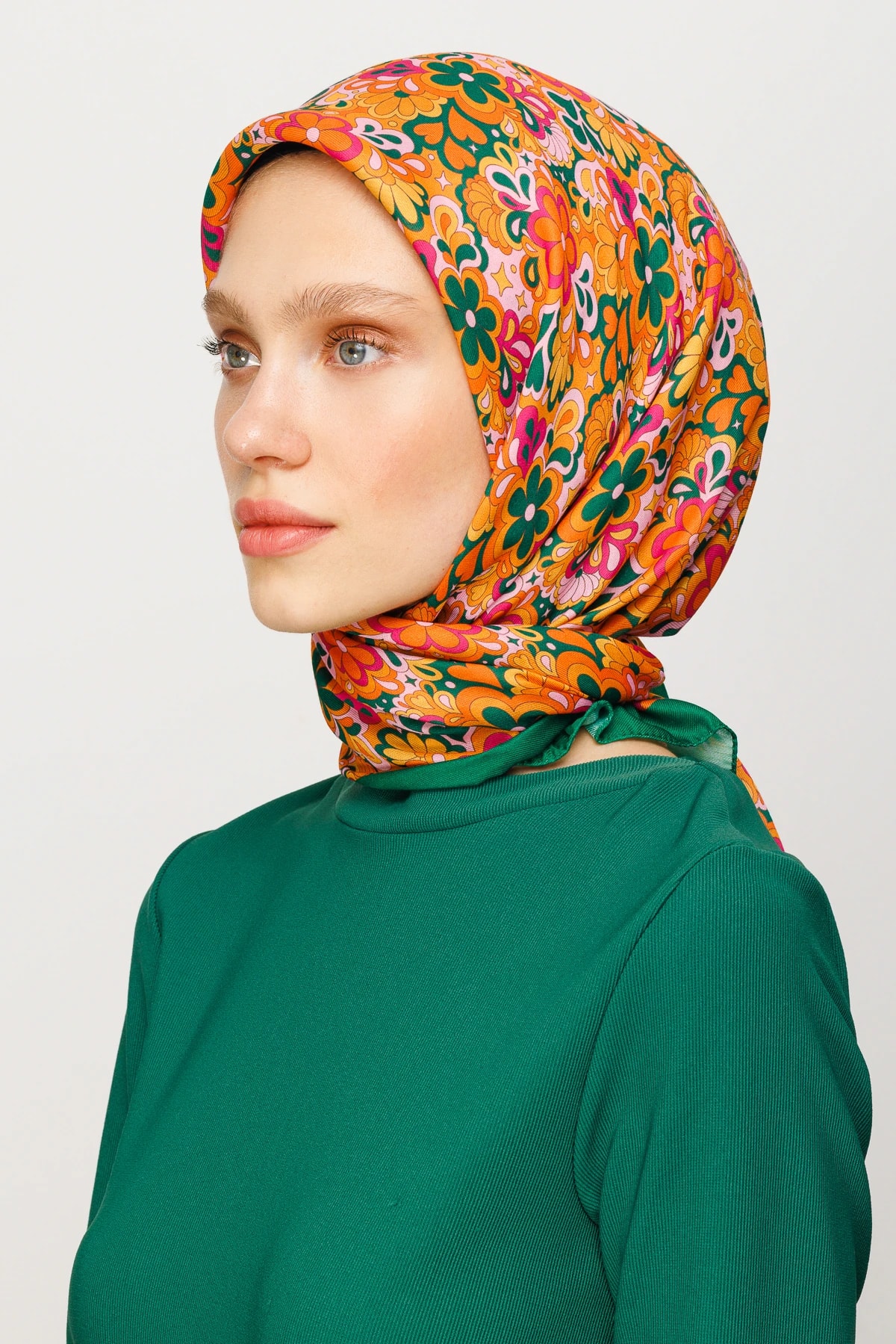 وشاح رقمي ناعم بنقشة ديزي