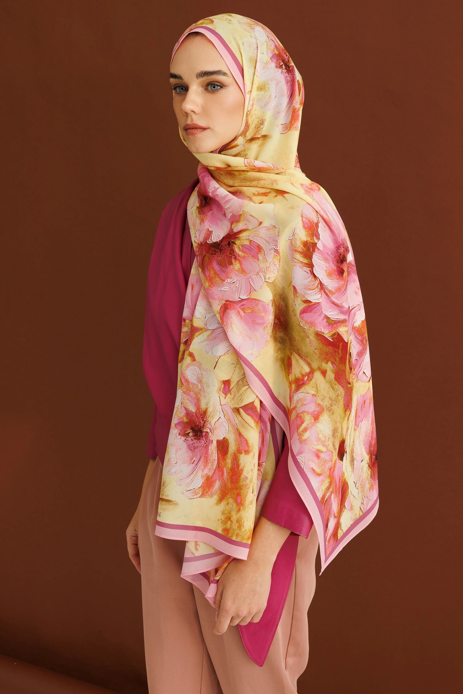 شال حرير خبي بنقشة الورد - لون القرنفل
