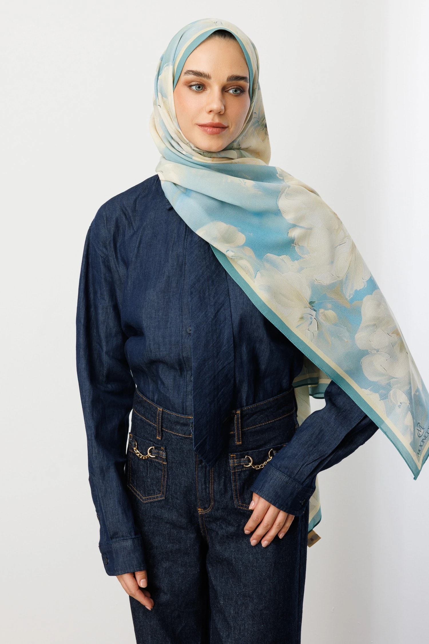 شال حرير خبي بنقشة الورد - أزرق فاتح