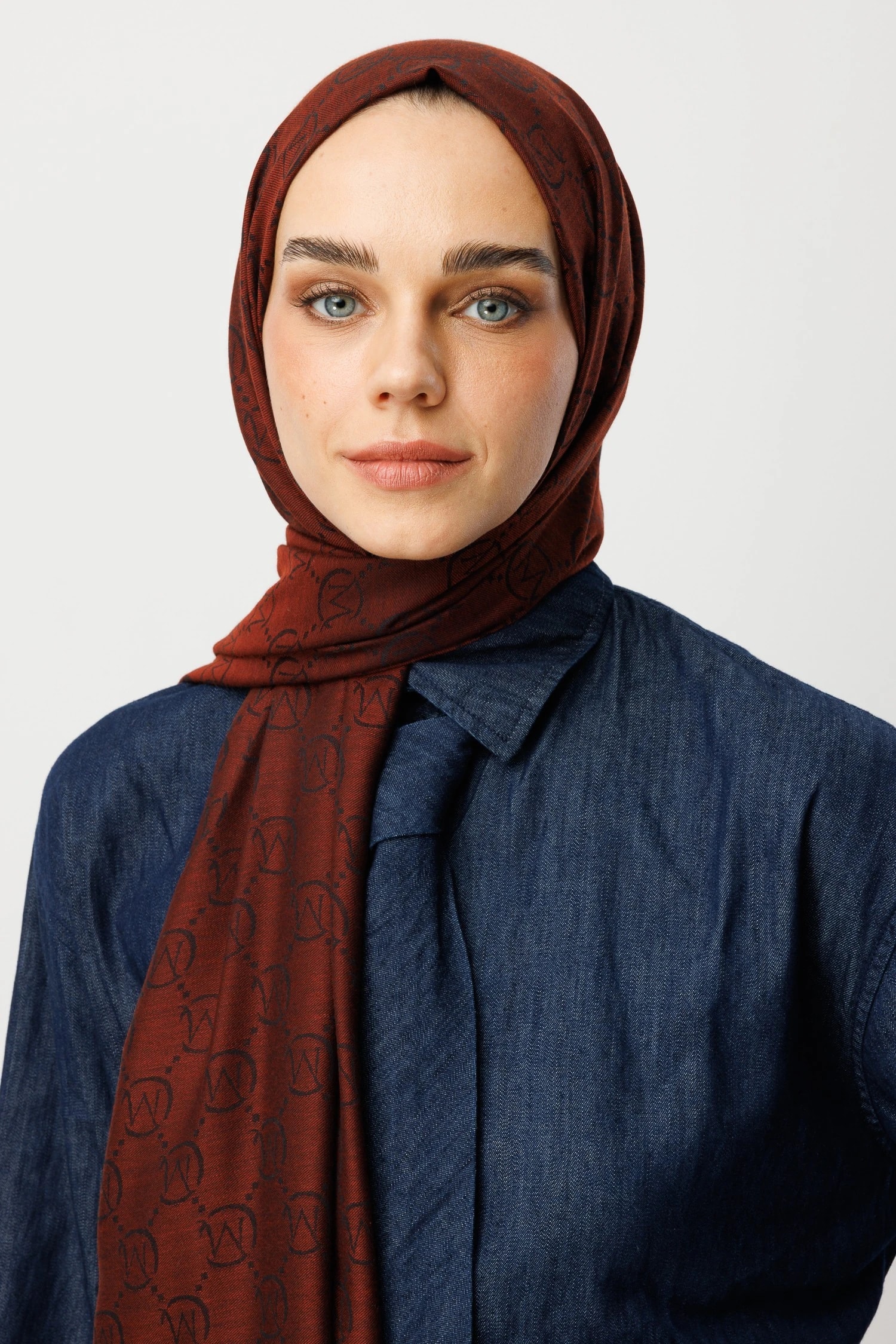 شال من الصوف والحرير - القهوة الحمراء