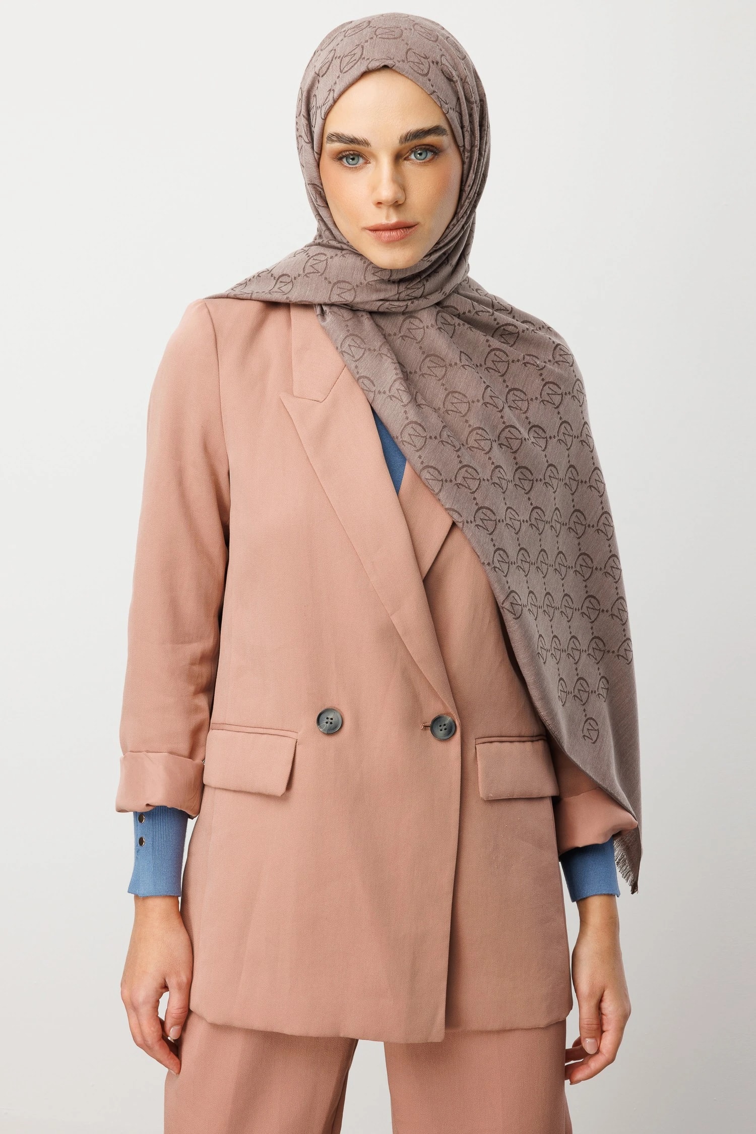 شال من الصوف والحرير