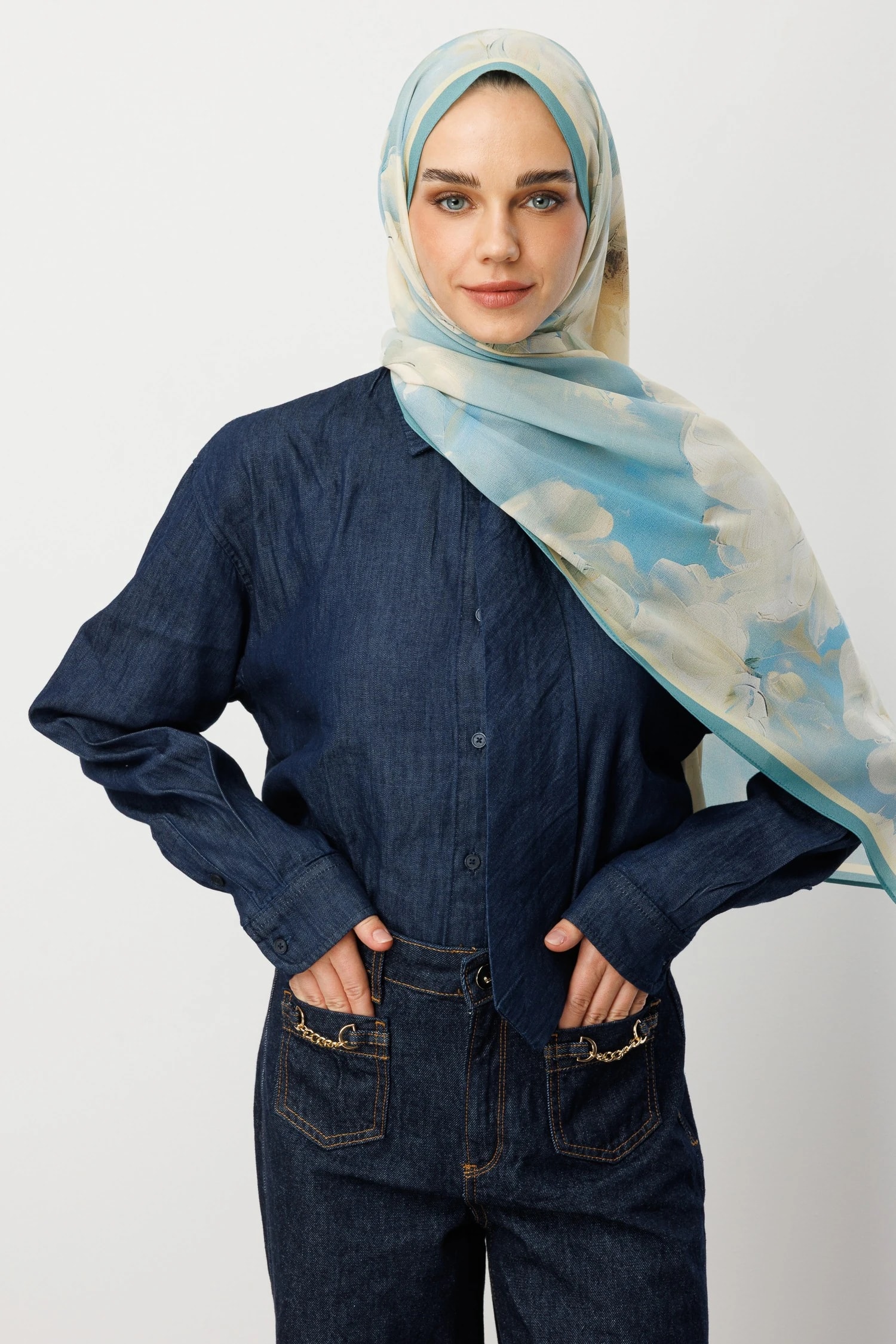 شال حرير خبي بنقشة الورد - أزرق فاتح