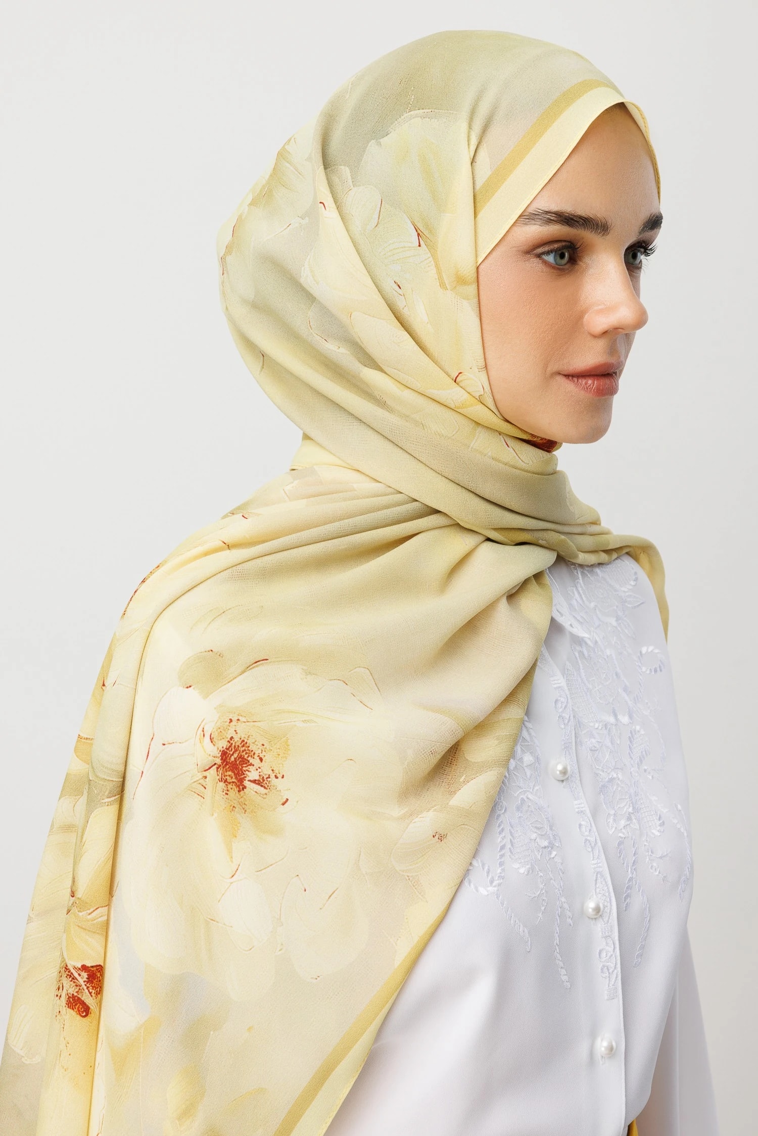 شال حرير خبي بنقشة الورد - مشمش