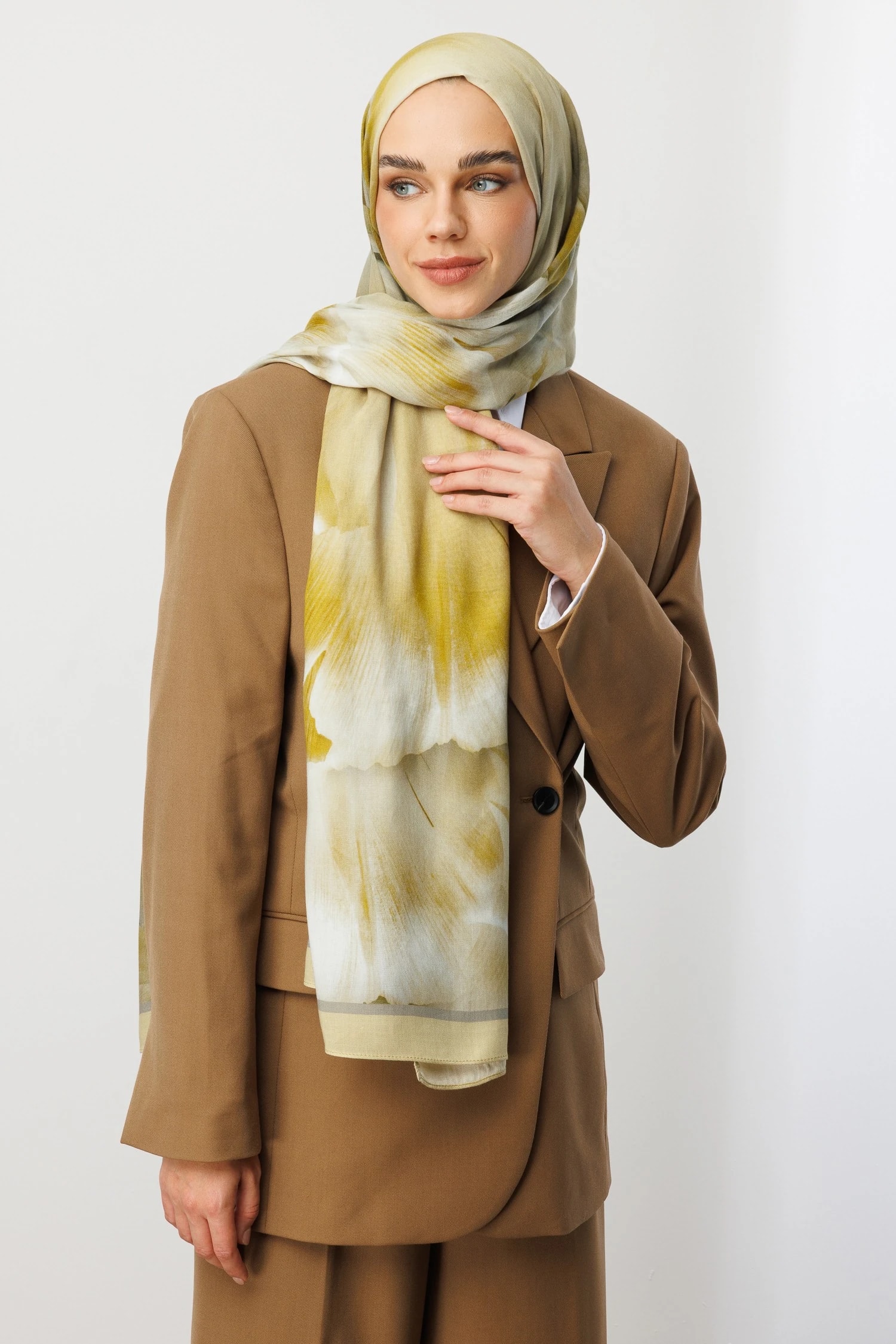 شال رامي بنمط فلور - أخضر زيتوني