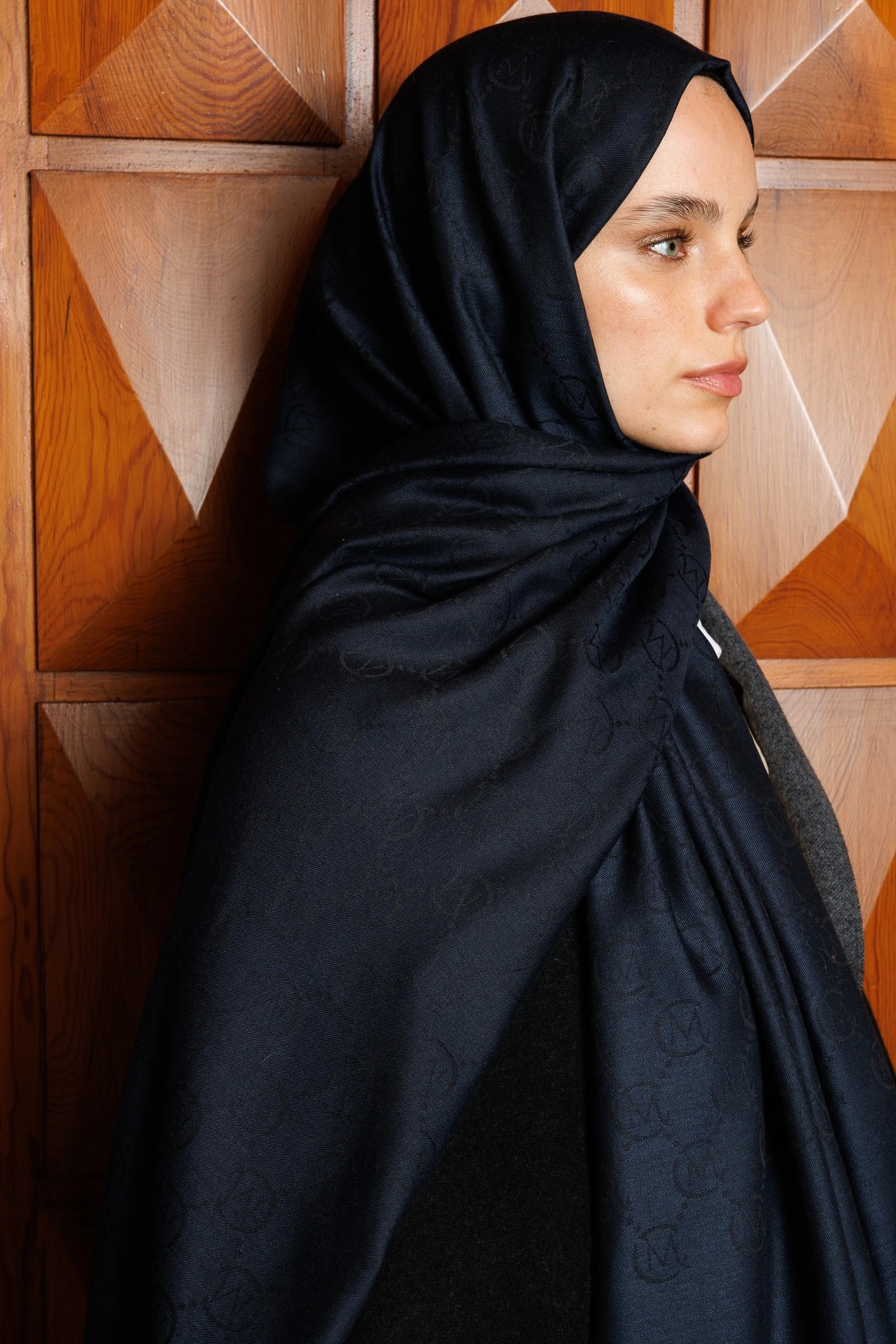 شال من الصوف والحرير - الأزرق الداكن