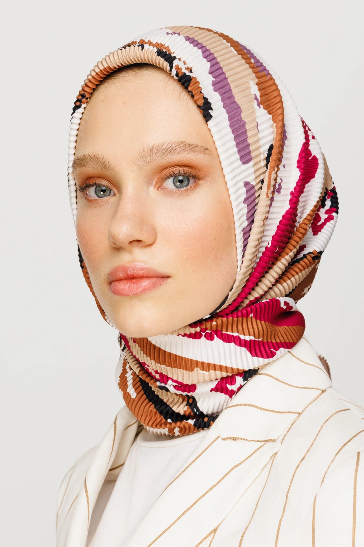 وشاح مطوي بنمط الباتيك