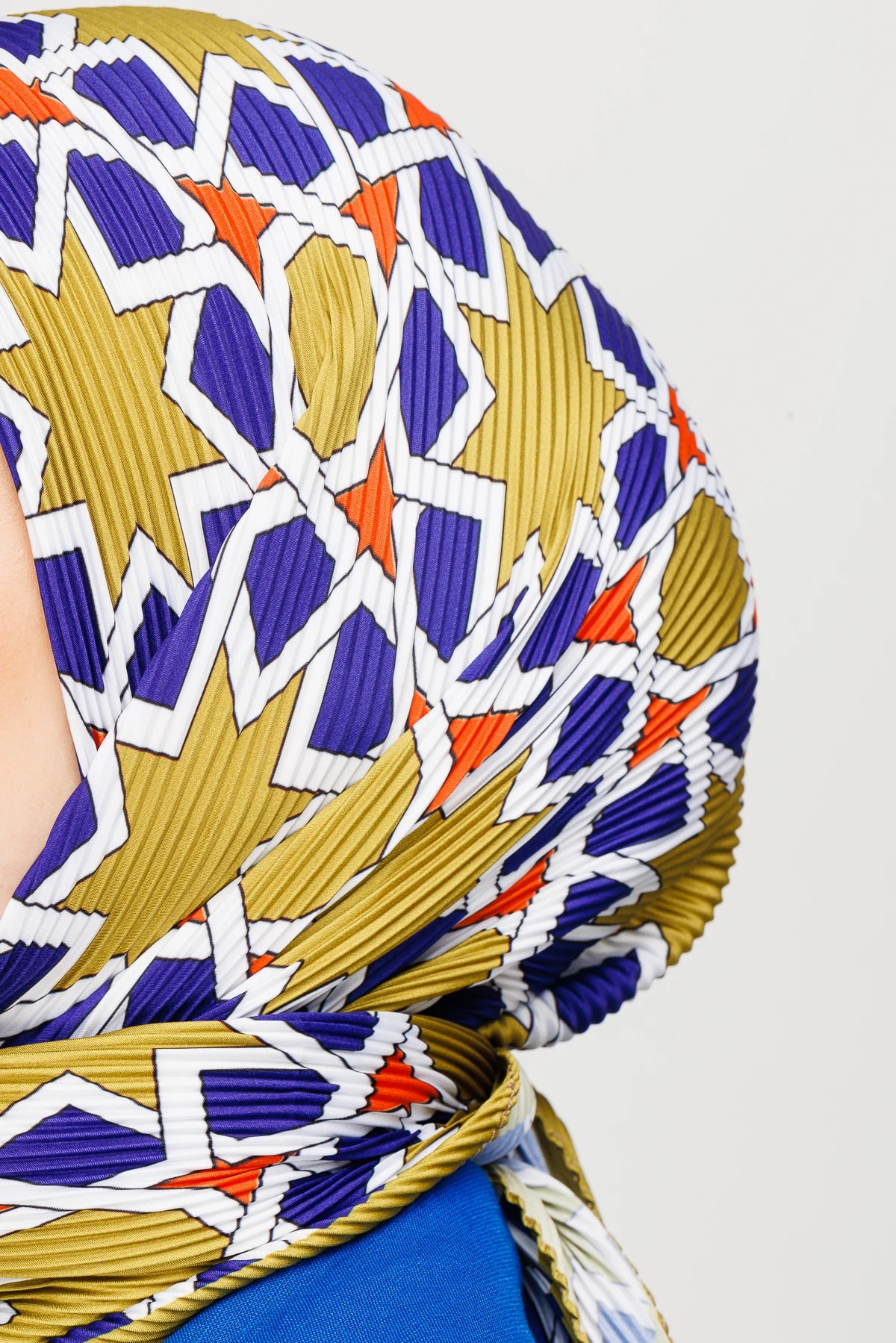 وشاح شيرا المطوي