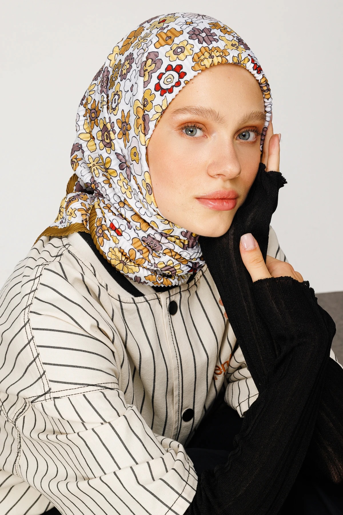 وشاح مطوي بنقشة اللوتس